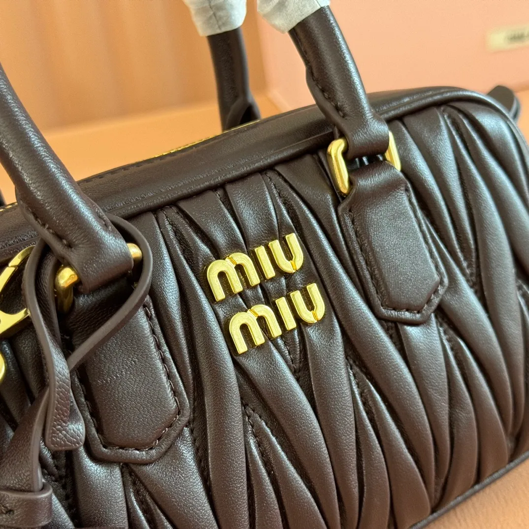 p1640💋💋💋【Equipment with counter full set of packaging, premium hardware and original leather】Arcadie sheepskin mini (19cm) bowling handbag/crossbody bag ~ This Arcadic handbag demonstrates the unique concept that fashion is a tool that reflects reality and translates it into material form. The letter logo that complements the finish of the metal hardware accessories is exquisitely crafted and demonstrates a highly recognizable classic style. Dynamic and elegant lines with adjustable and detachable shoulder straps present a practical and versatile design with modern charm. ～Detachable and adjustable shoulder strap ～Zipper closure ～Painted metal letter logo on front ～Lined patch pocket Size: W19×H10×D5cm Number: _5BP176
