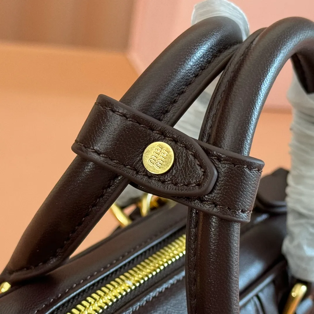 p1640💋💋💋【Equipment with counter full set of packaging, premium hardware and original leather】Arcadie sheepskin mini (19cm) bowling handbag/crossbody bag ~ This Arcadic handbag demonstrates the unique concept that fashion is a tool that reflects reality and translates it into material form. The letter logo that complements the finish of the metal hardware accessories is exquisitely crafted and demonstrates a highly recognizable classic style. Dynamic and elegant lines with adjustable and detachable shoulder straps present a practical and versatile design with modern charm. ～Detachable and adjustable shoulder strap ～Zipper closure ～Painted metal letter logo on front ～Lined patch pocket Size: W19×H10×D5cm Number: _5BP176