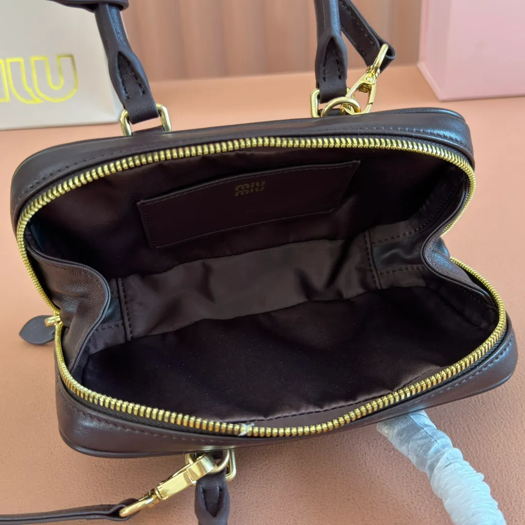 p1640💋💋💋【Equipment with counter full set of packaging, premium hardware and original leather】Arcadie sheepskin mini (19cm) bowling handbag/crossbody bag ~ This Arcadic handbag demonstrates the unique concept that fashion is a tool that reflects reality and translates it into material form. The letter logo that complements the finish of the metal hardware accessories is exquisitely crafted and demonstrates a highly recognizable classic style. Dynamic and elegant lines with adjustable and detachable shoulder straps present a practical and versatile design with modern charm. ～Detachable and adjustable shoulder strap ～Zipper closure ～Painted metal letter logo on front ～Lined patch pocket Size: W19×H10×D5cm Number: _5BP176