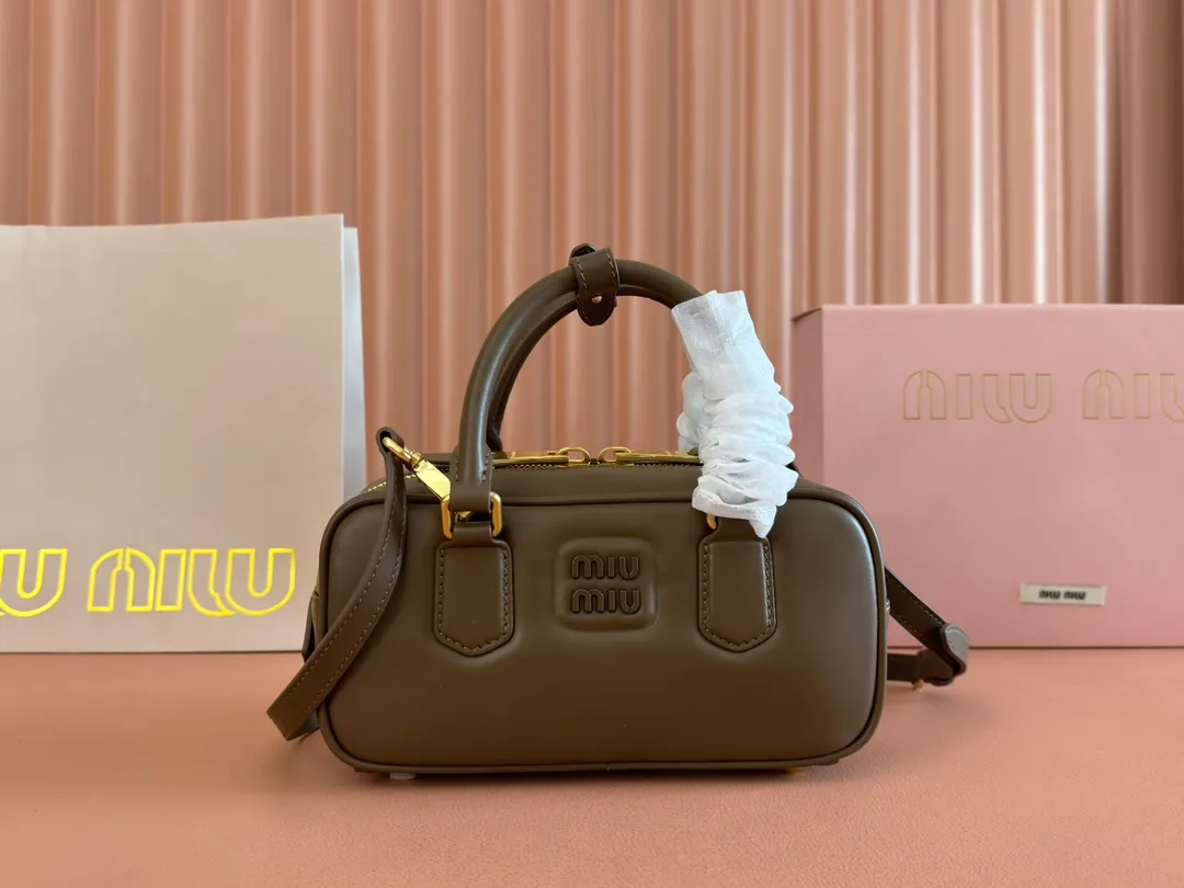 p1640💋💋💋【Full set of packaging at the counter】MIU MIU Miu Miu Caramel Bowling Upper Body Effect! Miu Miu Women's Arcadia Cowhide Handbag Crossbody Bag👝Lightly padded design makes the handbag look fuller, showing a cosmopolitan style. The letter logo, which echoes the finish of the metal hardware, straddles the line between function and decoration, giving this handbag a unique aesthetic and classic feel. Size: 22✖️10.5✖️7.5cm Style number: 5bb142 Tundra color