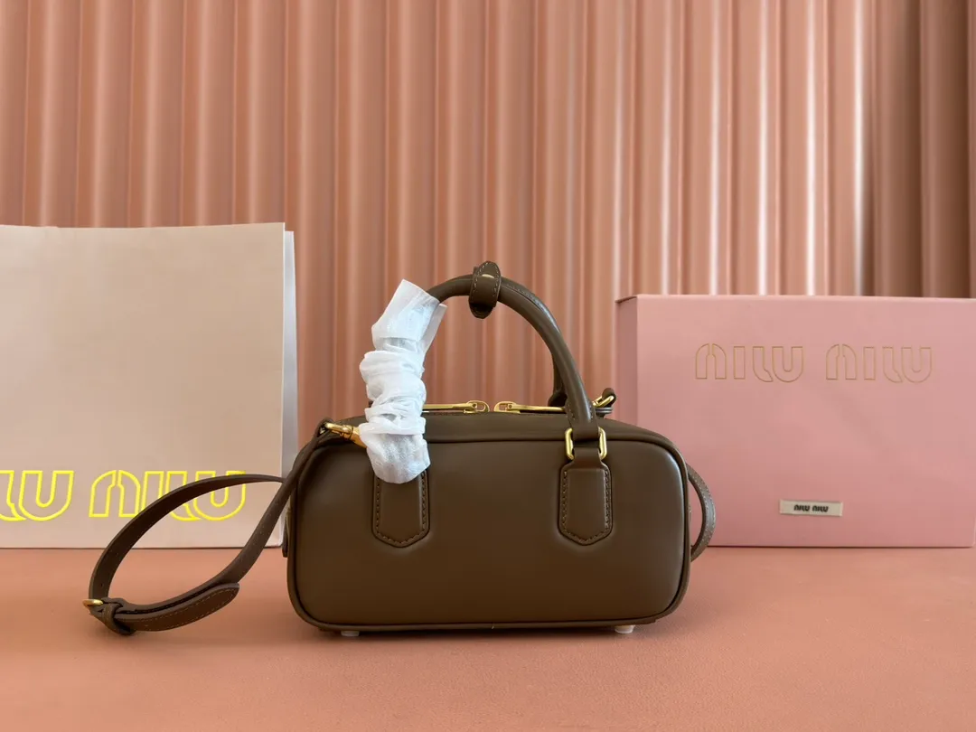 p1640💋💋💋【Full set of packaging at the counter】MIU MIU Miu Miu Caramel Bowling Upper Body Effect! Miu Miu Women's Arcadia Cowhide Handbag Crossbody Bag👝Lightly padded design makes the handbag look fuller, showing a cosmopolitan style. The letter logo, which echoes the finish of the metal hardware, straddles the line between function and decoration, giving this handbag a unique aesthetic and classic feel. Size: 22✖️10.5✖️7.5cm Style number: 5bb142 Tundra color
