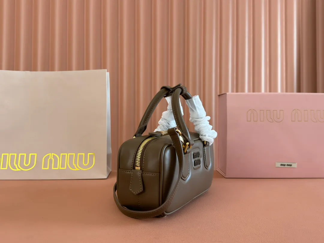 p1640💋💋💋【Full set of packaging at the counter】MIU MIU Miu Miu Caramel Bowling Upper Body Effect! Miu Miu Women's Arcadia Cowhide Handbag Crossbody Bag👝Lightly padded design makes the handbag look fuller, showing a cosmopolitan style. The letter logo, which echoes the finish of the metal hardware, straddles the line between function and decoration, giving this handbag a unique aesthetic and classic feel. Size: 22✖️10.5✖️7.5cm Style number: 5bb142 Tundra color