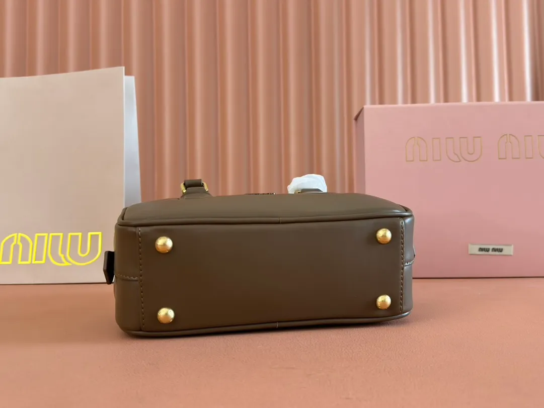 p1640💋💋💋【Full set of packaging at the counter】MIU MIU Miu Miu Caramel Bowling Upper Body Effect! Miu Miu Women's Arcadia Cowhide Handbag Crossbody Bag👝Lightly padded design makes the handbag look fuller, showing a cosmopolitan style. The letter logo, which echoes the finish of the metal hardware, straddles the line between function and decoration, giving this handbag a unique aesthetic and classic feel. Size: 22✖️10.5✖️7.5cm Style number: 5bb142 Tundra color