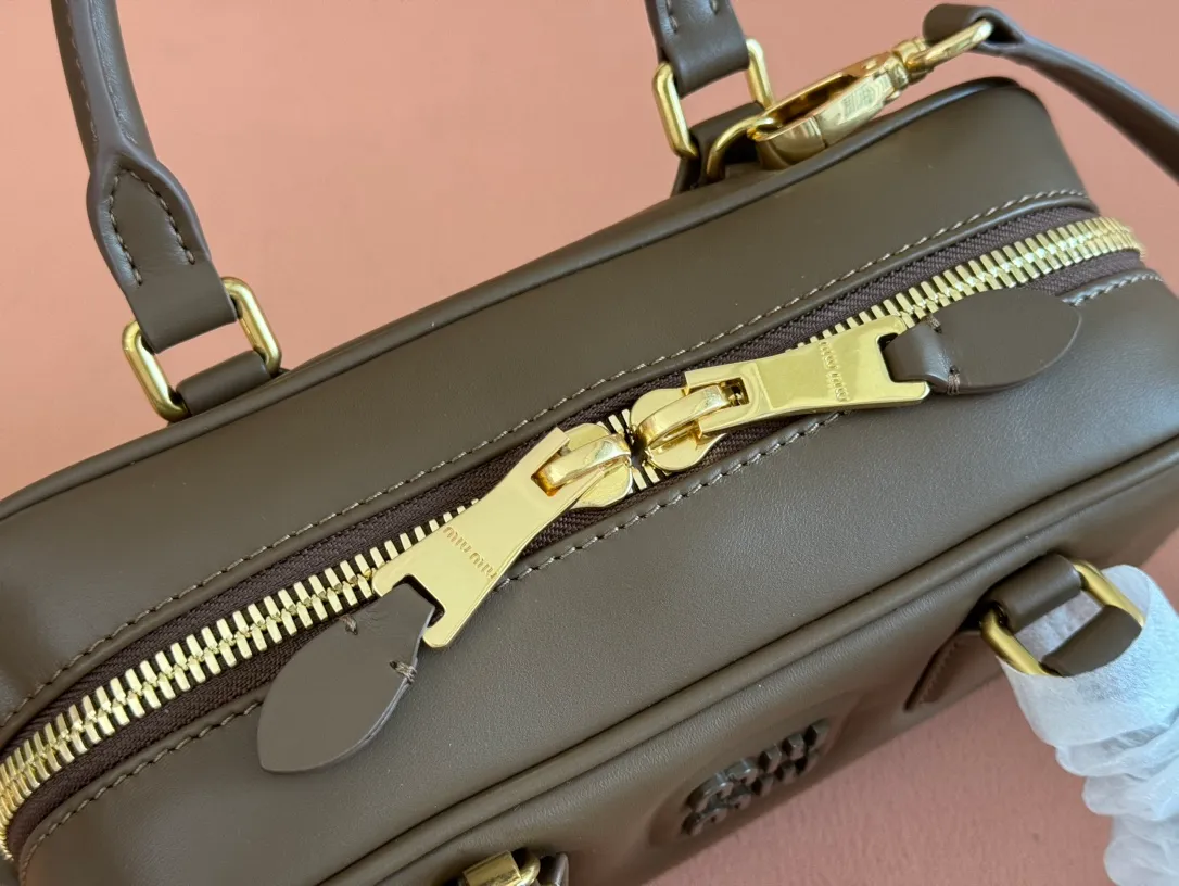 p1640💋💋💋【Full set of packaging at the counter】MIU MIU Miu Miu Caramel Bowling Upper Body Effect! Miu Miu Women's Arcadia Cowhide Handbag Crossbody Bag👝Lightly padded design makes the handbag look fuller, showing a cosmopolitan style. The letter logo, which echoes the finish of the metal hardware, straddles the line between function and decoration, giving this handbag a unique aesthetic and classic feel. Size: 22✖️10.5✖️7.5cm Style number: 5bb142 Tundra color