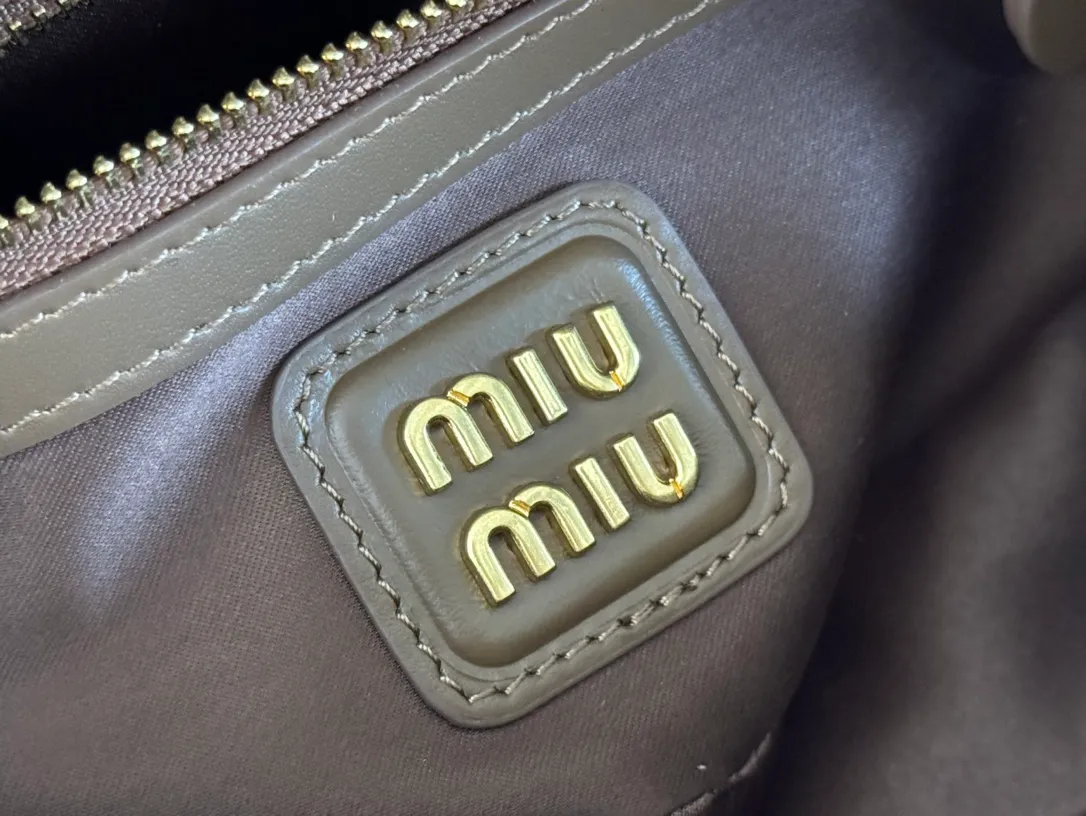 p1640💋💋💋【Full set of packaging at the counter】MIU MIU Miu Miu Caramel Bowling Upper Body Effect! Miu Miu Women's Arcadia Cowhide Handbag Crossbody Bag👝Lightly padded design makes the handbag look fuller, showing a cosmopolitan style. The letter logo, which echoes the finish of the metal hardware, straddles the line between function and decoration, giving this handbag a unique aesthetic and classic feel. Size: 22✖️10.5✖️7.5cm Style number: 5bb142 Tundra color