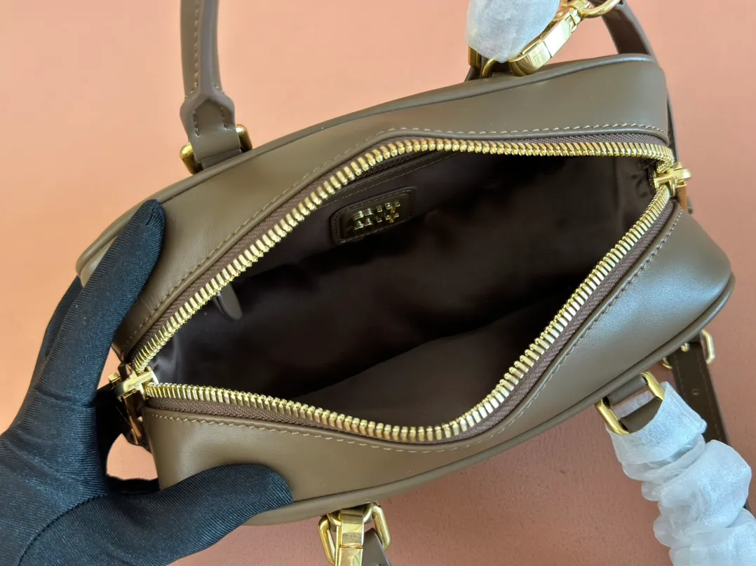 p1640💋💋💋【Full set of packaging at the counter】MIU MIU Miu Miu Caramel Bowling Upper Body Effect! Miu Miu Women's Arcadia Cowhide Handbag Crossbody Bag👝Lightly padded design makes the handbag look fuller, showing a cosmopolitan style. The letter logo, which echoes the finish of the metal hardware, straddles the line between function and decoration, giving this handbag a unique aesthetic and classic feel. Size: 22✖️10.5✖️7.5cm Style number: 5bb142 Tundra color