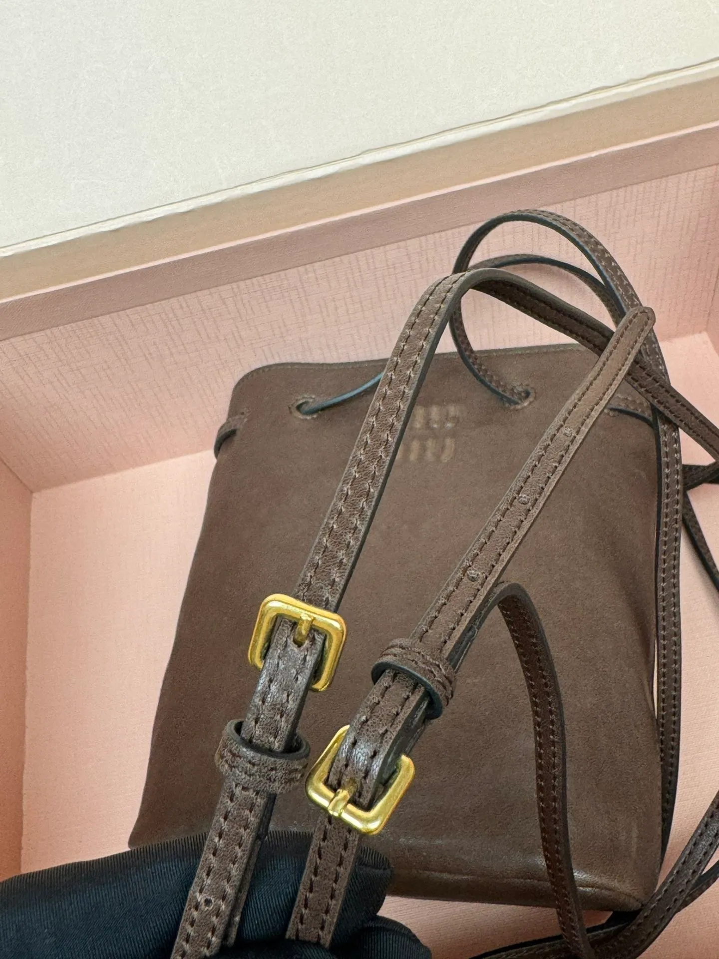 p1040 [Special grade hardware original leather] nappa sheepskin mini handbag shoulder bag ~ brown This mini handbag is famous for the soft texture of nappa sheepskin. Adjustable shoulder strap adds practical detail, while embossed letter logo adds classic style ~ Letter logo ~ Adjustable shoulder strap ~ Lined Model: 5nf460 Dimensions: w14×h17×d6
