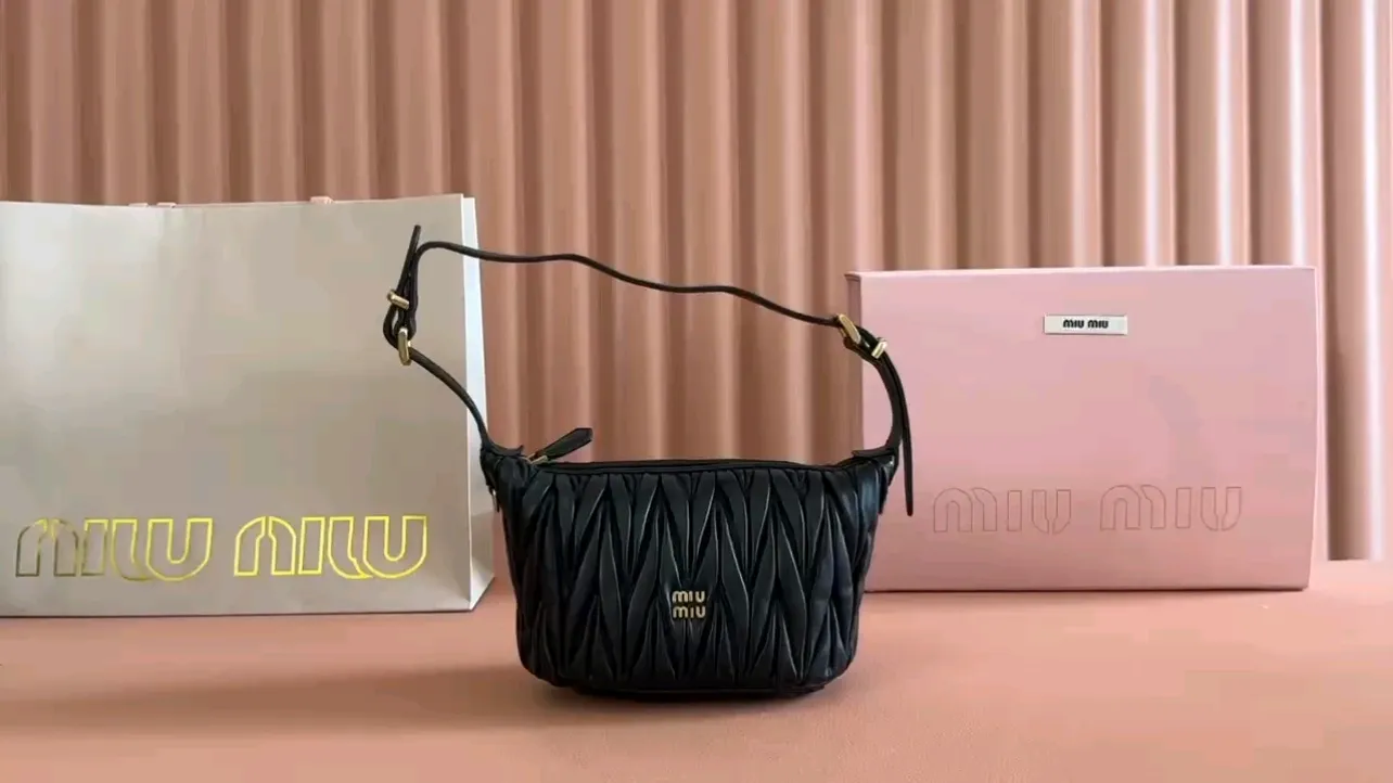 💋💋💋【Full set of packaging at the counter】Matelassé Nappa sheep leather pouch 5NE026_