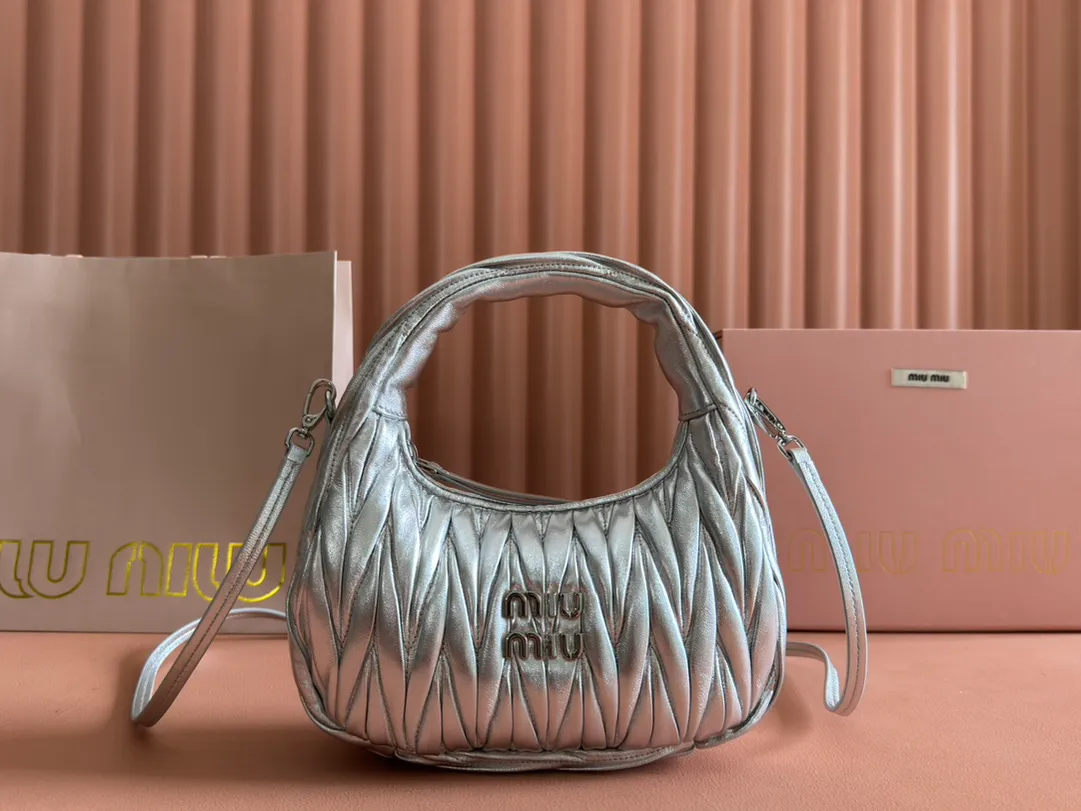 p1560💋💋💋【Premium hardware original leather】Wander Matelasse sheep leather Hobo handbag/crossbody bag ~ Wander handbag has become one of the classic accessories. This mini handbag is made of Matalasse sheep leather, using exquisite craftsmanship to create a three-dimensional effect, showing exquisite elegance. Presenting the Hobo bag style, blending retro style and modern elegance, it has become a new synonym for modern femininity. ～Golden hardware ～Zip closure ～Metal lettering logo on the front ～Cotton satin lining Size: W23×H13×D7cm Number: _5BC125