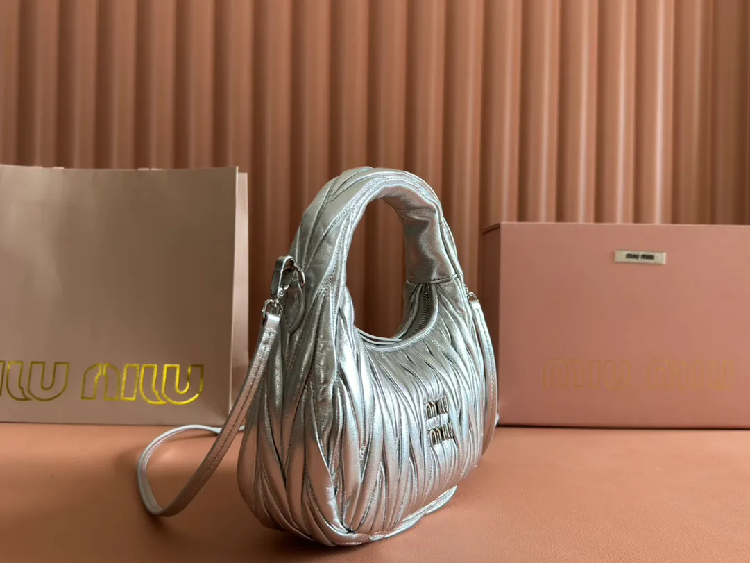 p1560💋💋💋【Premium hardware original leather】Wander Matelasse sheep leather Hobo handbag/crossbody bag ~ Wander handbag has become one of the classic accessories. This mini handbag is made of Matalasse sheep leather, using exquisite craftsmanship to create a three-dimensional effect, showing exquisite elegance. Presenting the Hobo bag style, blending retro style and modern elegance, it has become a new synonym for modern femininity. ～Golden hardware ～Zip closure ～Metal lettering logo on the front ～Cotton satin lining Size: W23×H13×D7cm Number: _5BC125