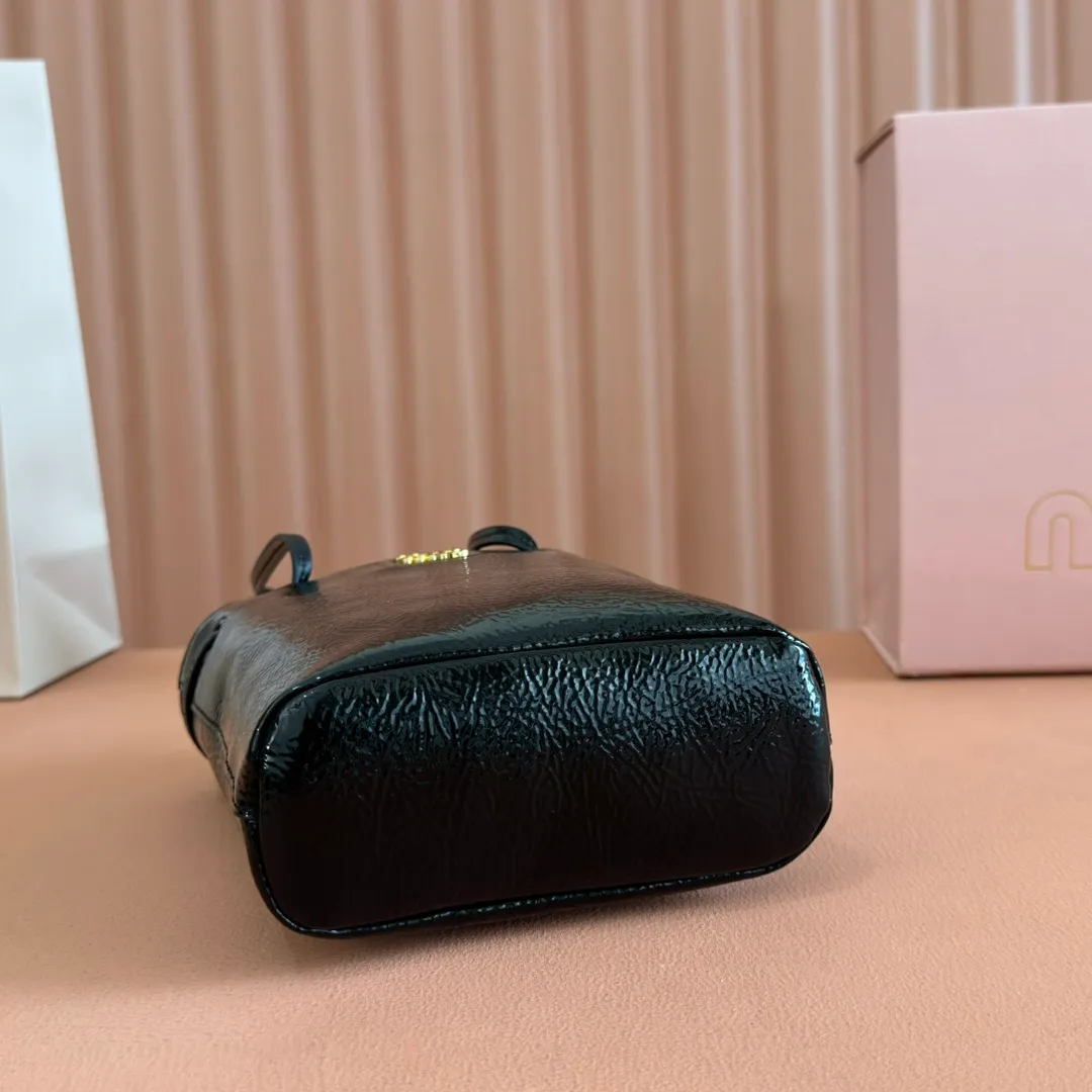 p1100💋💋💋 Equipped with a full set of packaging at the counter [Special grade hardware original leather] Nappa sheepskin mini handbag/shoulder bag ~ black patent leather This mini handbag is famous for the soft texture of Nappa sheepskin. Adjustable shoulder strap adds practical detail, while embossed letter logo adds classic style ~ Letter logo ~ Adjustable shoulder strap ~ Lined Dimensions: W14×H17×D6cm Number: 5NF460