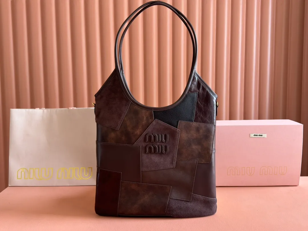 p1800. 💋💋💋【Full set of packaging at the counter】M's new hobo tote corduroy armpit bag, a limited edition in the autumn and winter series. This design allows more girls to easily control the fashion sense of efor. The back can actually make the side of the person look very thin. The weight of the bag is also very light. The length will not weigh you down. It is a must-have for daily commuting. You can't go wrong with personal clothes. It is light and simple, the design is very practical and the capacity is large. Model: 5BG231. Dimensions: base length 35x height 40x wrist height 60cm. Color: heather/original leather. Made in Italy
