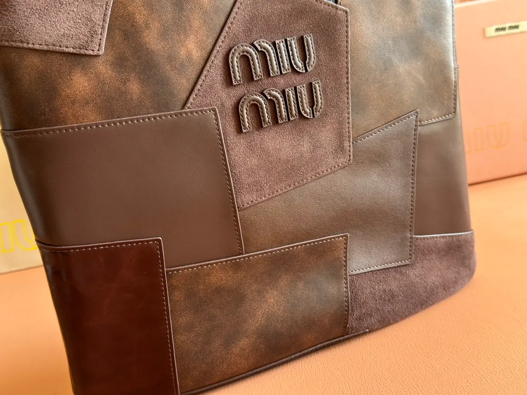 p1800. 💋💋💋【Full set of packaging at the counter】M's new hobo tote corduroy armpit bag, a limited edition in the autumn and winter series. This design allows more girls to easily control the fashion sense of efor. The back can actually make the side of the person look very thin. The weight of the bag is also very light. The length will not weigh you down. It is a must-have for daily commuting. You can't go wrong with personal clothes. It is light and simple, the design is very practical and the capacity is large. Model: 5BG231. Dimensions: base length 35x height 40x wrist height 60cm. Color: heather/original leather. Made in Italy