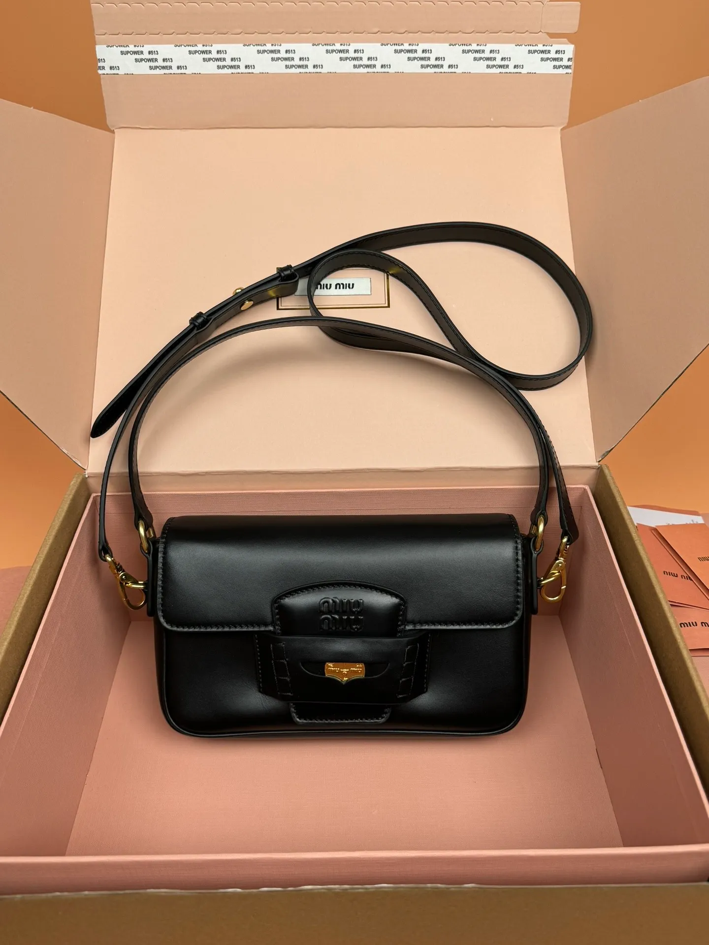 Original leather from 1980💰, with picture packaging [Special grade hardware original leather] penny cow leather handbag ~ black The design of this penny handbag is inspired by the iconic gold coin loafers, adding a versatile option to your daily wardrobe. The crisp leather design embodies the brand's youthful and rebellious spirit. Size:w23×h13.5×d5cm No.:_5bd270
