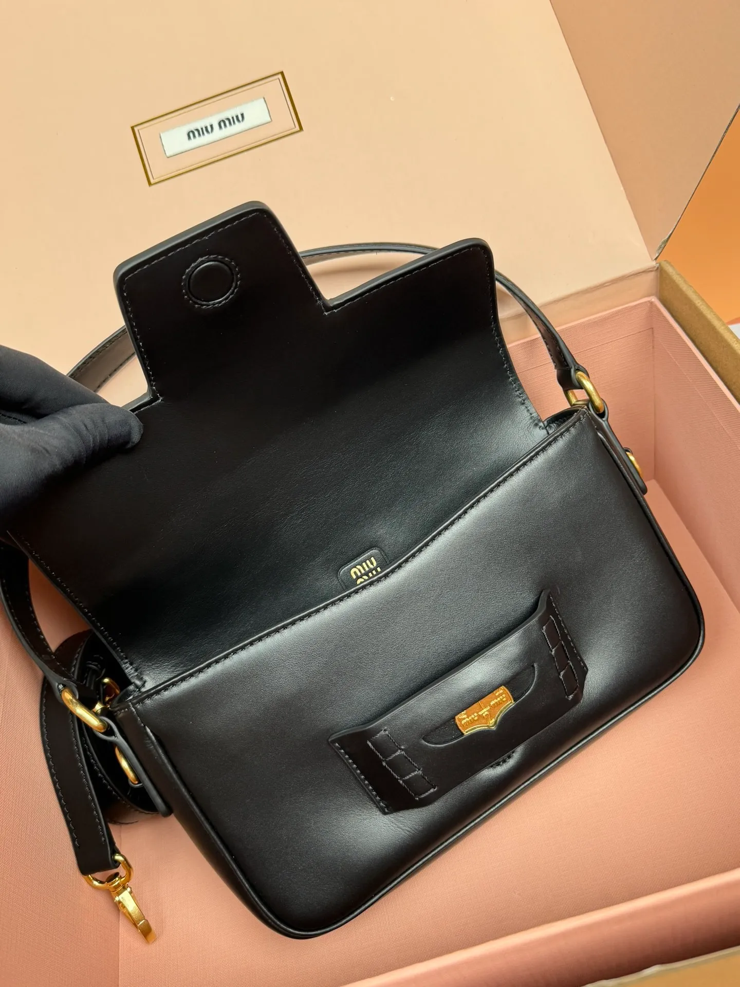 Original leather from 1980💰, with picture packaging [Special grade hardware original leather] penny cow leather handbag ~ black The design of this penny handbag is inspired by the iconic gold coin loafers, adding a versatile option to your daily wardrobe. The crisp leather design embodies the brand's youthful and rebellious spirit. Size:w23×h13.5×d5cm No.:_5bd270