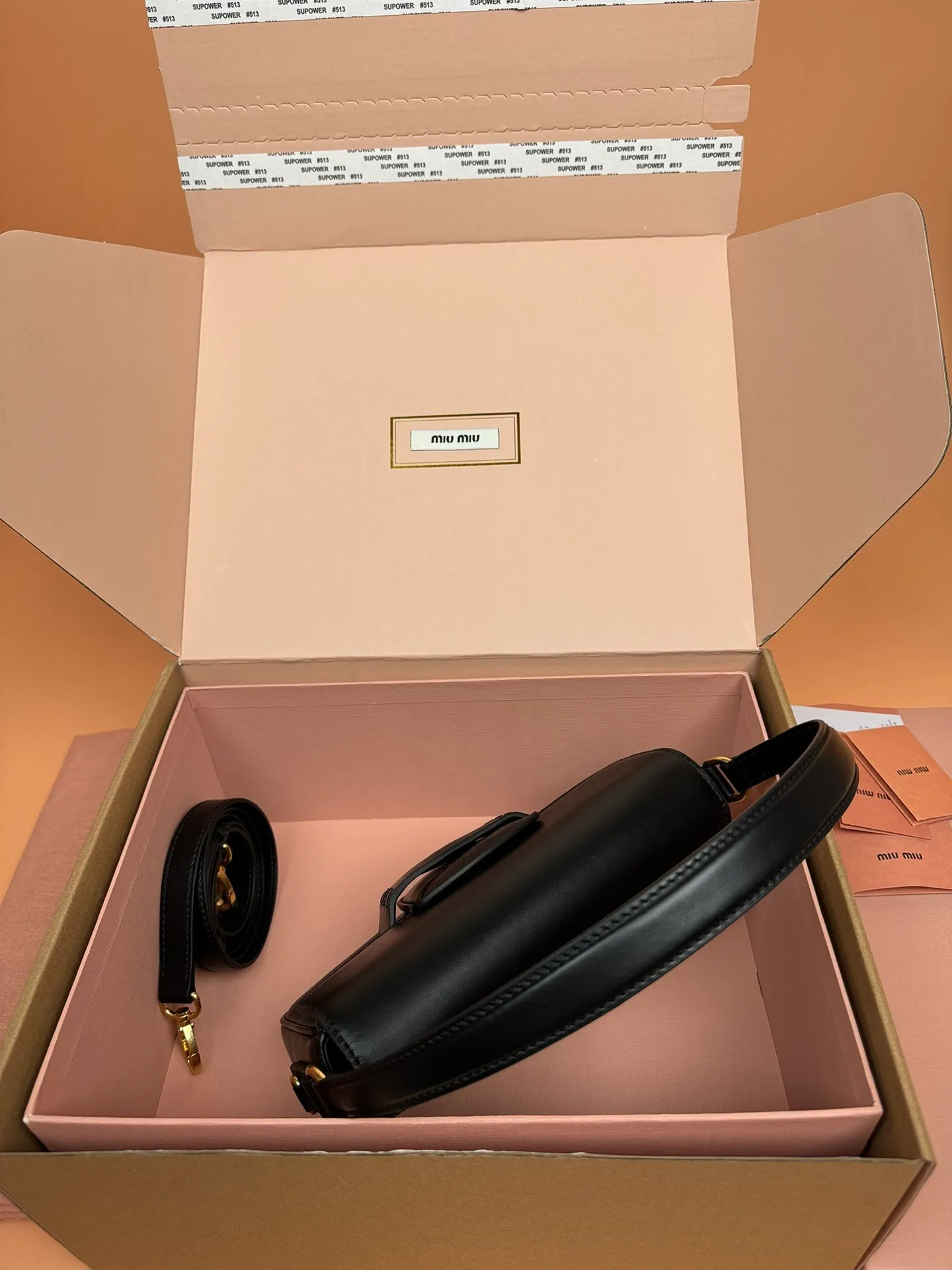 Original leather from 1980💰, with picture packaging [Special grade hardware original leather] penny cow leather handbag ~ black The design of this penny handbag is inspired by the iconic gold coin loafers, adding a versatile option to your daily wardrobe. The crisp leather design embodies the brand's youthful and rebellious spirit. Size:w23×h13.5×d5cm No.:_5bd270