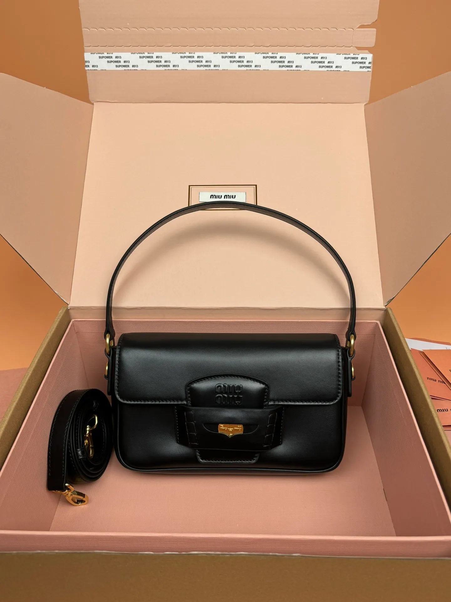Original leather from 1980💰, with picture packaging [Special grade hardware original leather] penny cow leather handbag ~ black The design of this penny handbag is inspired by the iconic gold coin loafers, adding a versatile option to your daily wardrobe. The crisp leather design embodies the brand's youthful and rebellious spirit. Size:w23×h13.5×d5cm No.:_5bd270