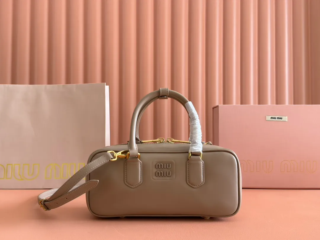 💋💋💋p1720【Premium hardware original leather】Arcadie cow leather medium (27cm) bowling handbag/crossbody bag ~ cognac color cowhide This Arcadic handbag demonstrates the unique concept that fashion is a tool that translates the reflection of reality into material form. The letter logo that complements the finish of the metal hardware accessories is exquisitely crafted and demonstrates a highly recognizable classic style. Dynamic and elegant lines with adjustable and detachable shoulder straps present a practical and versatile design with modern charm. ～Detachable and adjustable shoulder strap ～Zipper closure ～Painted metal letter logo on the front ～Lined with zippered pocket ～Comes with foot studs Size: W27×H12×D9cm No.: 5BB148