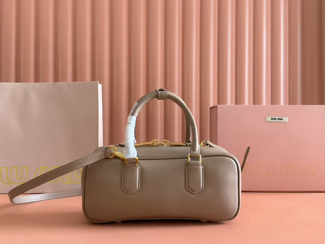 💋💋💋p1720【Premium hardware original leather】Arcadie cow leather medium (27cm) bowling handbag/crossbody bag ~ cognac color cowhide This Arcadic handbag demonstrates the unique concept that fashion is a tool that translates the reflection of reality into material form. The letter logo that complements the finish of the metal hardware accessories is exquisitely crafted and demonstrates a highly recognizable classic style. Dynamic and elegant lines with adjustable and detachable shoulder straps present a practical and versatile design with modern charm. ～Detachable and adjustable shoulder strap ～Zipper closure ～Painted metal letter logo on the front ～Lined with zippered pocket ～Comes with foot studs Size: W27×H12×D9cm No.: 5BB148