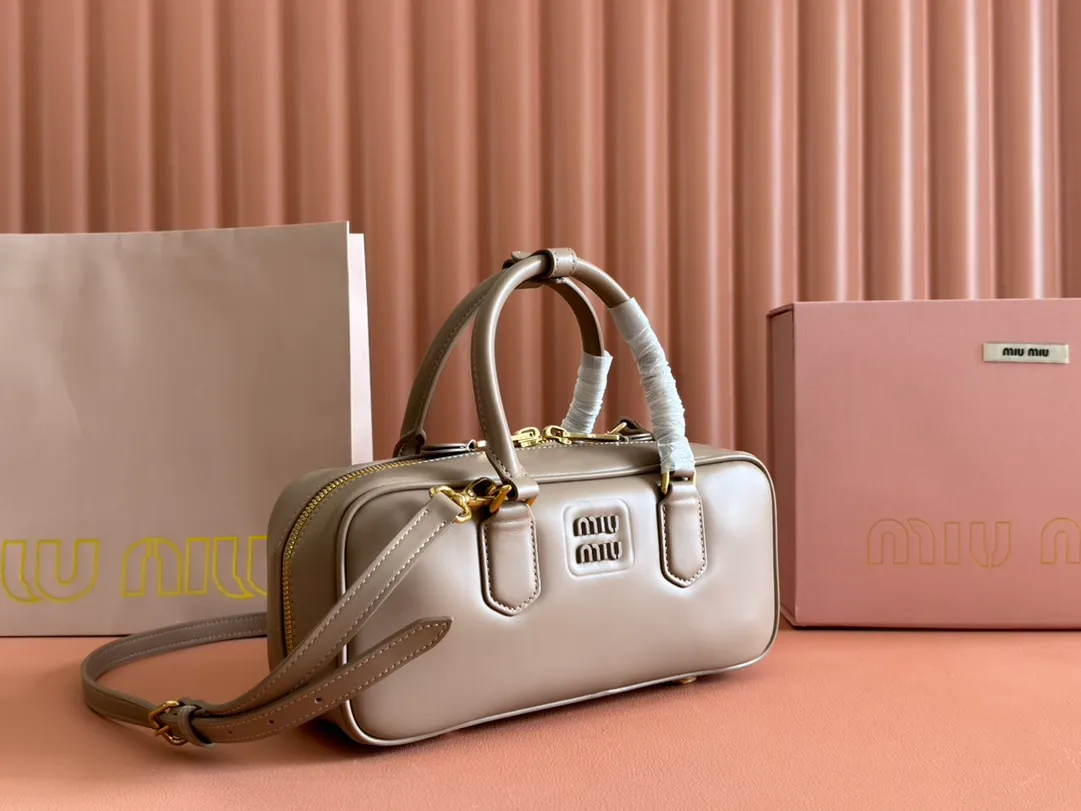 💋💋💋p1720【Premium hardware original leather】Arcadie cow leather medium (27cm) bowling handbag/crossbody bag ~ cognac color cowhide This Arcadic handbag demonstrates the unique concept that fashion is a tool that translates the reflection of reality into material form. The letter logo that complements the finish of the metal hardware accessories is exquisitely crafted and demonstrates a highly recognizable classic style. Dynamic and elegant lines with adjustable and detachable shoulder straps present a practical and versatile design with modern charm. ～Detachable and adjustable shoulder strap ～Zipper closure ～Painted metal letter logo on the front ～Lined with zippered pocket ～Comes with foot studs Size: W27×H12×D9cm No.: 5BB148