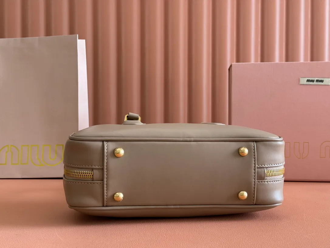 💋💋💋p1720【Premium hardware original leather】Arcadie cow leather medium (27cm) bowling handbag/crossbody bag ~ cognac color cowhide This Arcadic handbag demonstrates the unique concept that fashion is a tool that translates the reflection of reality into material form. The letter logo that complements the finish of the metal hardware accessories is exquisitely crafted and demonstrates a highly recognizable classic style. Dynamic and elegant lines with adjustable and detachable shoulder straps present a practical and versatile design with modern charm. ～Detachable and adjustable shoulder strap ～Zipper closure ～Painted metal letter logo on the front ～Lined with zippered pocket ～Comes with foot studs Size: W27×H12×D9cm No.: 5BB148