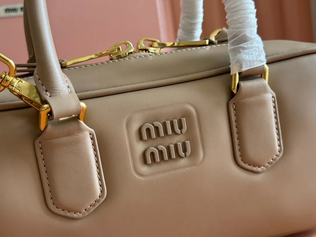 💋💋💋p1720【Premium hardware original leather】Arcadie cow leather medium (27cm) bowling handbag/crossbody bag ~ cognac color cowhide This Arcadic handbag demonstrates the unique concept that fashion is a tool that translates the reflection of reality into material form. The letter logo that complements the finish of the metal hardware accessories is exquisitely crafted and demonstrates a highly recognizable classic style. Dynamic and elegant lines with adjustable and detachable shoulder straps present a practical and versatile design with modern charm. ～Detachable and adjustable shoulder strap ～Zipper closure ～Painted metal letter logo on the front ～Lined with zippered pocket ～Comes with foot studs Size: W27×H12×D9cm No.: 5BB148