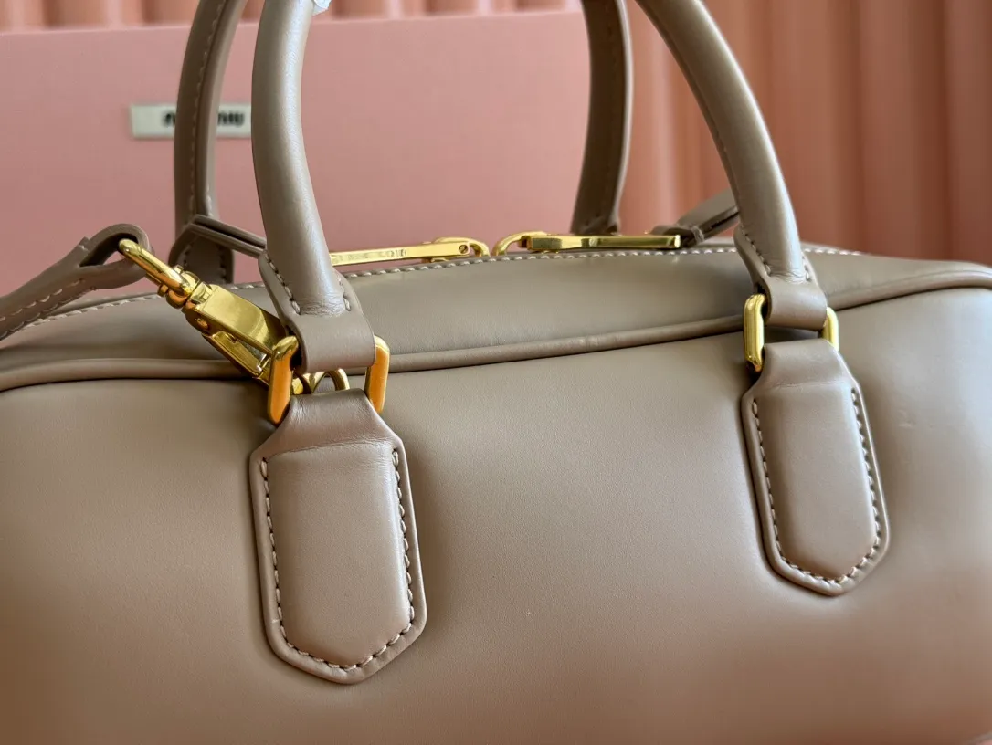💋💋💋p1720【Premium hardware original leather】Arcadie cow leather medium (27cm) bowling handbag/crossbody bag ~ cognac color cowhide This Arcadic handbag demonstrates the unique concept that fashion is a tool that translates the reflection of reality into material form. The letter logo that complements the finish of the metal hardware accessories is exquisitely crafted and demonstrates a highly recognizable classic style. Dynamic and elegant lines with adjustable and detachable shoulder straps present a practical and versatile design with modern charm. ～Detachable and adjustable shoulder strap ～Zipper closure ～Painted metal letter logo on the front ～Lined with zippered pocket ～Comes with foot studs Size: W27×H12×D9cm No.: 5BB148