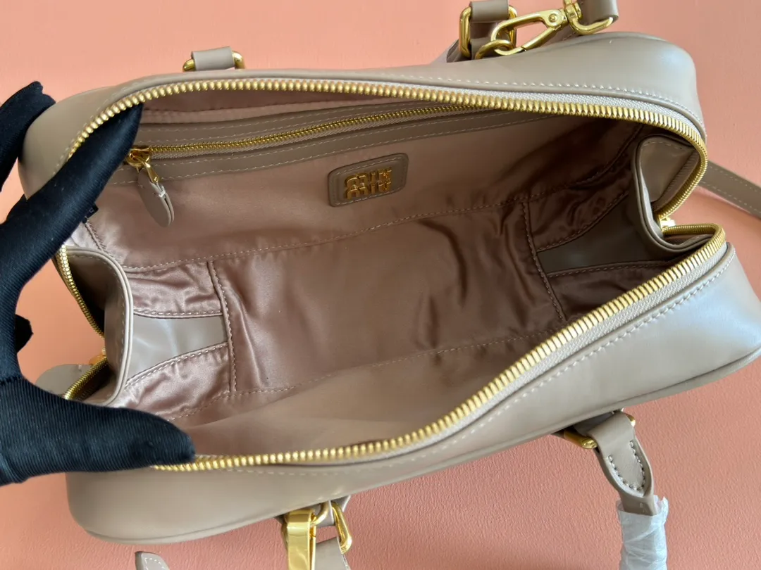 💋💋💋p1720【Premium hardware original leather】Arcadie cow leather medium (27cm) bowling handbag/crossbody bag ~ cognac color cowhide This Arcadic handbag demonstrates the unique concept that fashion is a tool that translates the reflection of reality into material form. The letter logo that complements the finish of the metal hardware accessories is exquisitely crafted and demonstrates a highly recognizable classic style. Dynamic and elegant lines with adjustable and detachable shoulder straps present a practical and versatile design with modern charm. ～Detachable and adjustable shoulder strap ～Zipper closure ～Painted metal letter logo on the front ～Lined with zippered pocket ～Comes with foot studs Size: W27×H12×D9cm No.: 5BB148