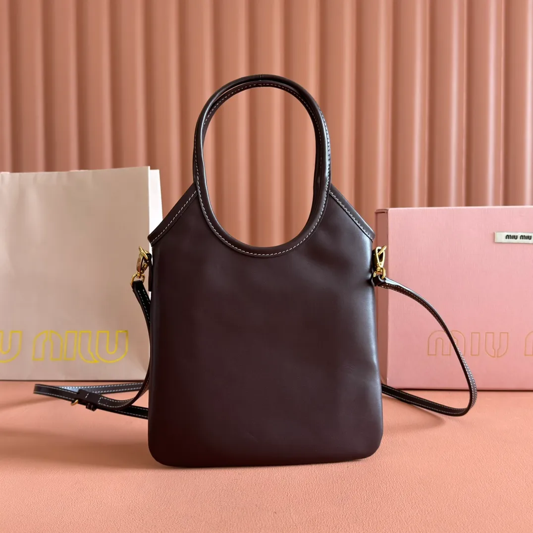 p1240💋💋💋【Equipped with full set of counter packaging and premium hardware original leather】IVY cow leather tote bag small handbag/crossbody bag~ This cowhide leather tote bag is decorated with metal details brand letter logo, showing classic style and very recognizable. Size: W20×H24cm No./5BA281