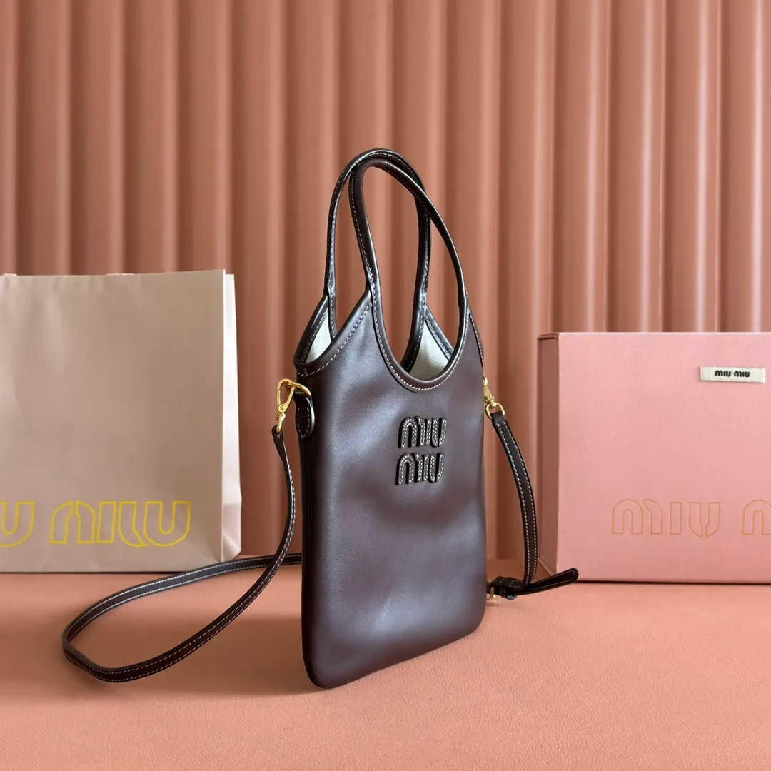 p1240💋💋💋【Equipped with full set of counter packaging and premium hardware original leather】IVY cow leather tote bag small handbag/crossbody bag~ This cowhide leather tote bag is decorated with metal details brand letter logo, showing classic style and very recognizable. Size: W20×H24cm No./5BA281