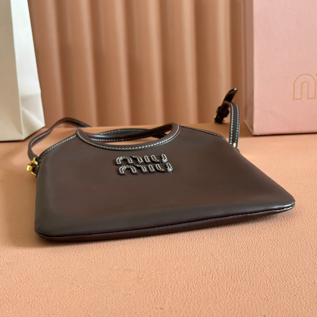 p1240💋💋💋【Equipped with full set of counter packaging and premium hardware original leather】IVY cow leather tote bag small handbag/crossbody bag~ This cowhide leather tote bag is decorated with metal details brand letter logo, showing classic style and very recognizable. Size: W20×H24cm No./5BA281