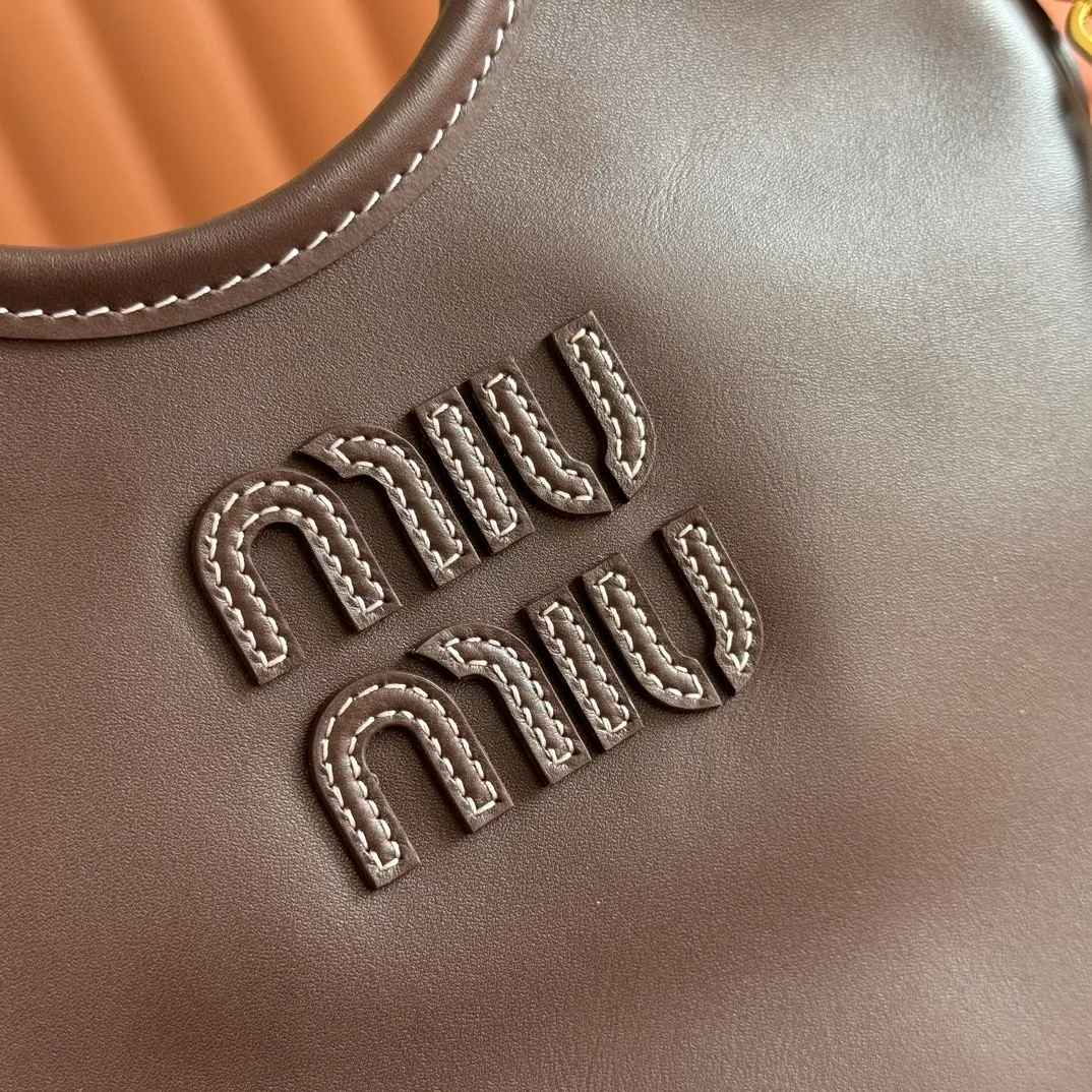 p1240💋💋💋【Equipped with full set of counter packaging and premium hardware original leather】IVY cow leather tote bag small handbag/crossbody bag~ This cowhide leather tote bag is decorated with metal details brand letter logo, showing classic style and very recognizable. Size: W20×H24cm No./5BA281