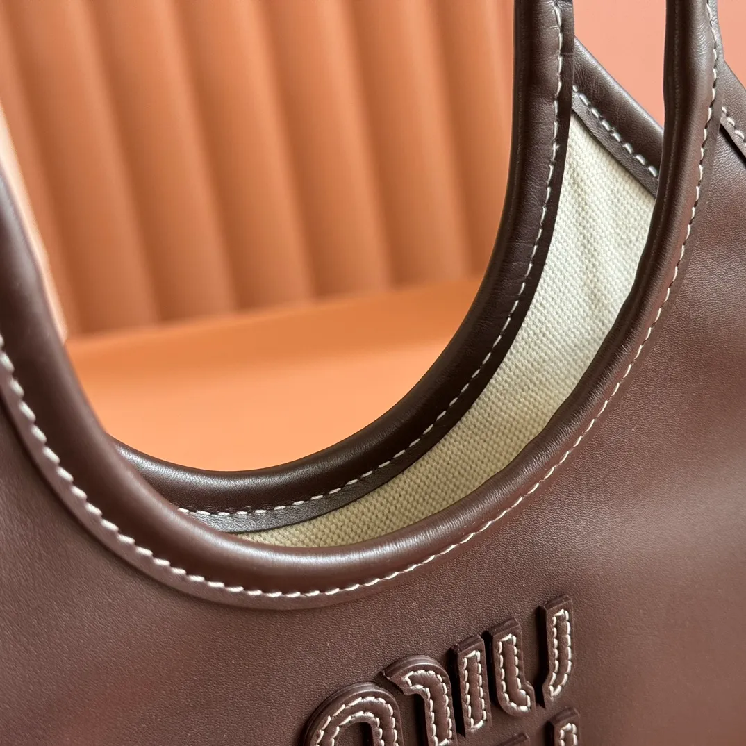 p1240💋💋💋【Equipped with full set of counter packaging and premium hardware original leather】IVY cow leather tote bag small handbag/crossbody bag~ This cowhide leather tote bag is decorated with metal details brand letter logo, showing classic style and very recognizable. Size: W20×H24cm No./5BA281