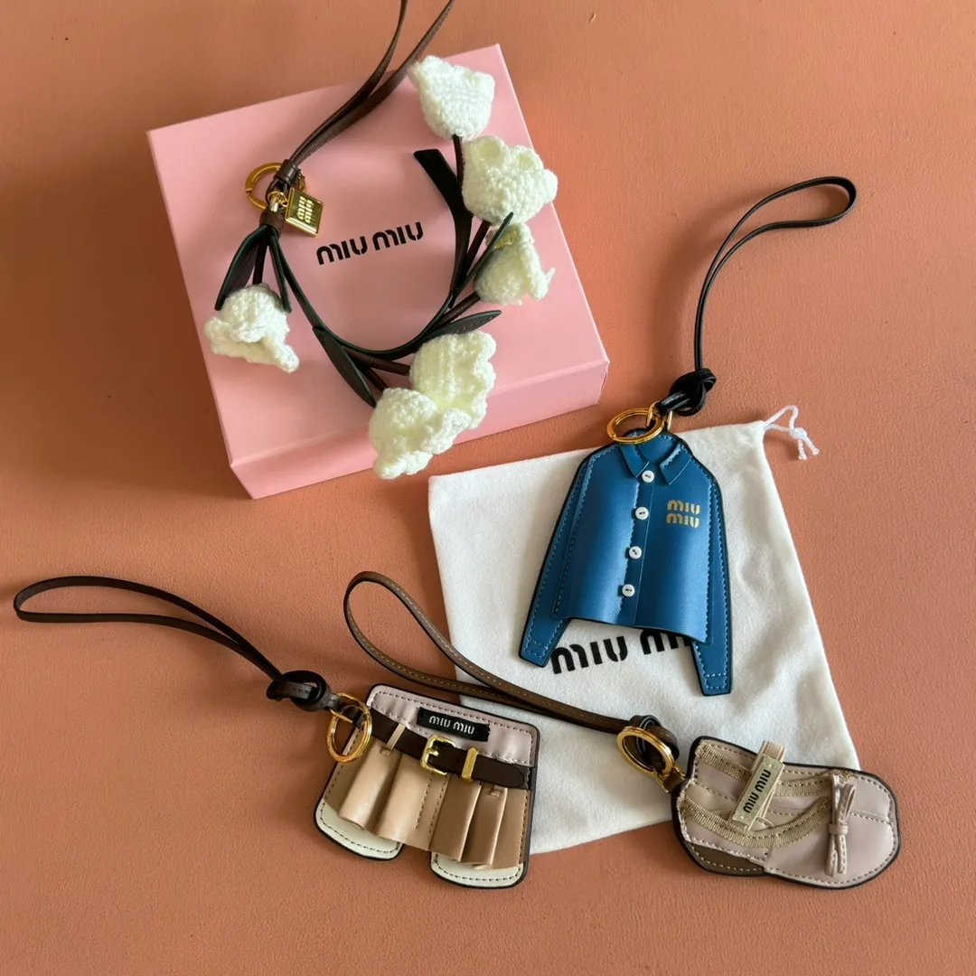 💋💋💋miumiu cowhide key chain, counter-synchronized, original customization, the most beautiful item, full of high-end feel, the overall details are very surprising, elegant and fashionable, highlighting the French elegance.