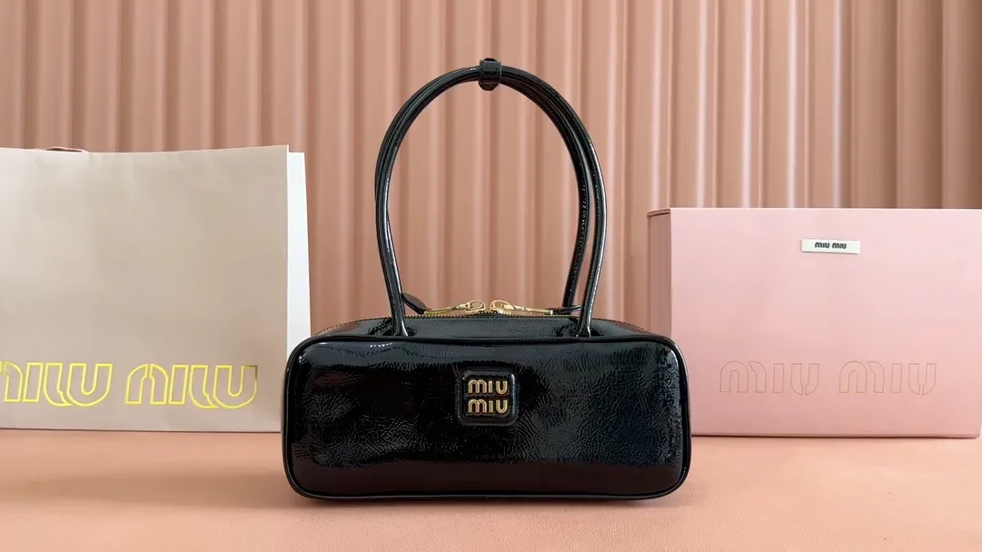 💋💋💋【New Product】Miu’s 👉 hot-selling Beau leather handbag has been shipped. Oil wax patent leather/original leather is shipped! 🐴Model: 5BB172