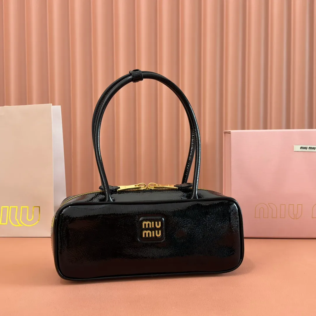 p1460. 💋💋💋【Full set of packaging at the counter】M's 25ss shoulder bag〰️ is very popular all over the Internet. The super beautiful Beau handbag combines retro style with contemporary spirit, it's really cool! ! Made of top-grade imported oil-wax patent leather, the leather is smooth, delicate and soft, and it is very nice to carry. The simple design is easy to match, and the capacity can hold daily necessities. It is exquisite and compact. It is equipped with unique handles and hanging details, which shows functionality and personality. Model: 5BB173. Size: 28x11.5x8cm Color: Oil wax black patent leather/original leather. Made in Italy