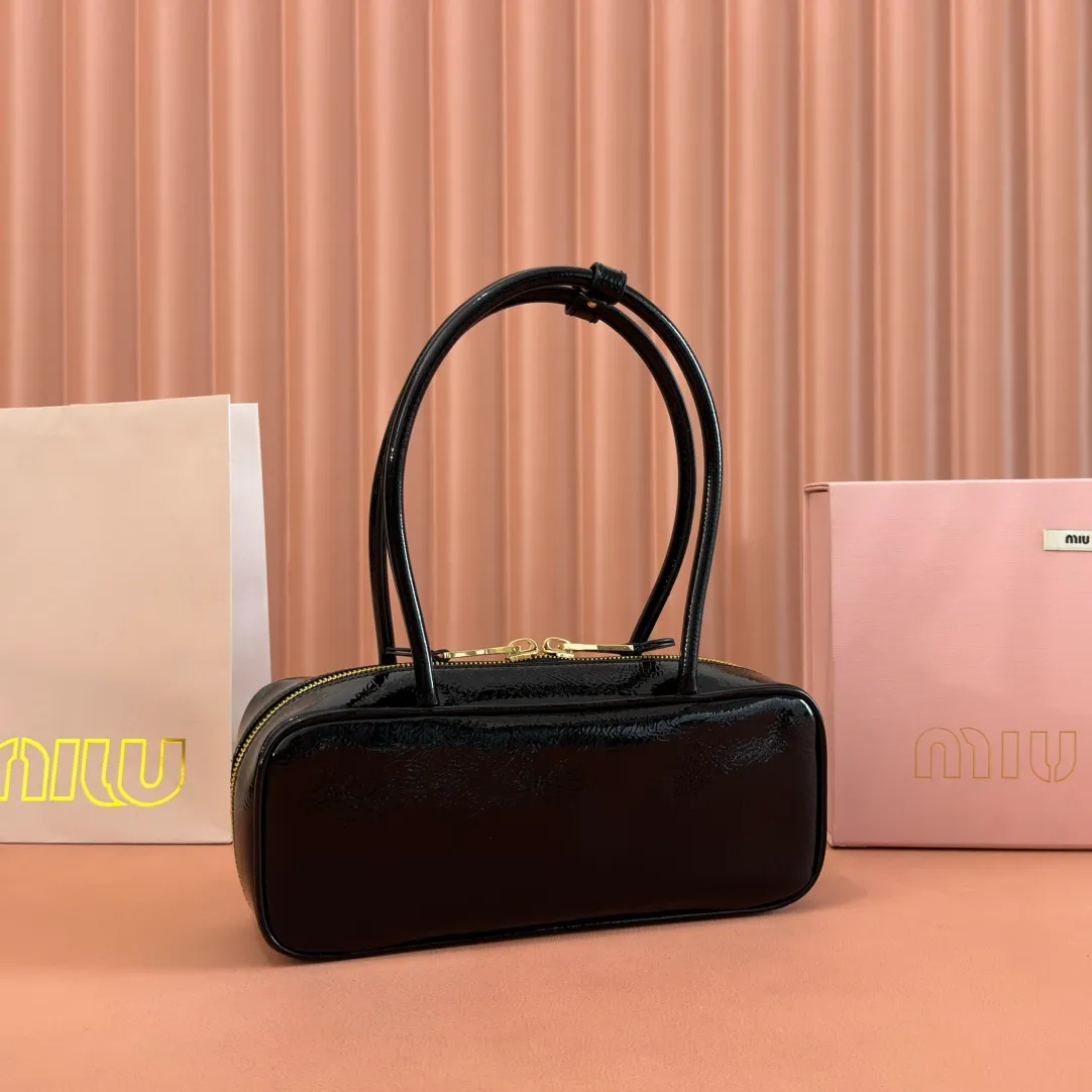 p1460. 💋💋💋【Full set of packaging at the counter】M's 25ss shoulder bag〰️ is very popular all over the Internet. The super beautiful Beau handbag combines retro style with contemporary spirit, it's really cool! ! Made of top-grade imported oil-wax patent leather, the leather is smooth, delicate and soft, and it is very nice to carry. The simple design is easy to match, and the capacity can hold daily necessities. It is exquisite and compact. It is equipped with unique handles and hanging details, which shows functionality and personality. Model: 5BB173. Size: 28x11.5x8cm Color: Oil wax black patent leather/original leather. Made in Italy