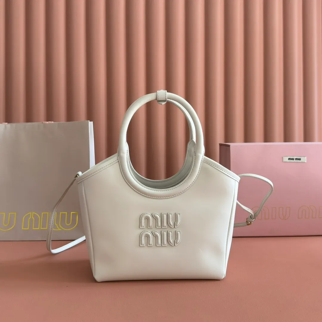 p1560. 💋💋💋【Full set of packaging at the counter】MIU’s new IVY handbag. Simple lines, urban style and high-quality leather are the key words of this new IVY handbag. It adopts an exquisite design and is embellished with letter logo, highlighting the classic style. Detachable and adjustable shoulder strap. Gold-tone hardware. Lettering logo on front, fabric lining, double zip pockets. Model: 5BA284 White Size: 22*12*23.5cm