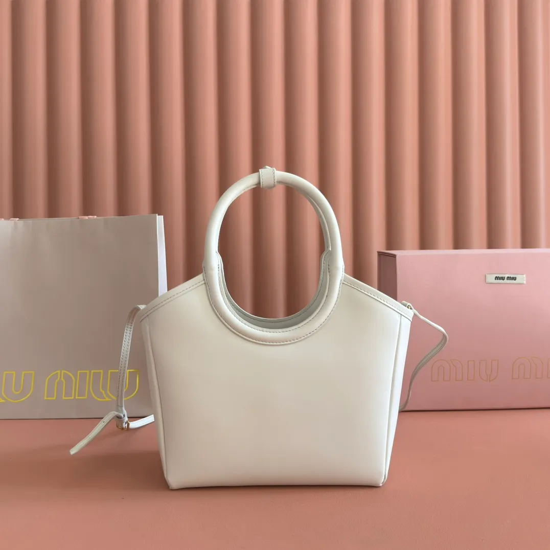 p1560. 💋💋💋【Full set of packaging at the counter】MIU’s new IVY handbag. Simple lines, urban style and high-quality leather are the key words of this new IVY handbag. It adopts an exquisite design and is embellished with letter logo, highlighting the classic style. Detachable and adjustable shoulder strap. Gold-tone hardware. Lettering logo on front, fabric lining, double zip pockets. Model: 5BA284 White Size: 22*12*23.5cm
