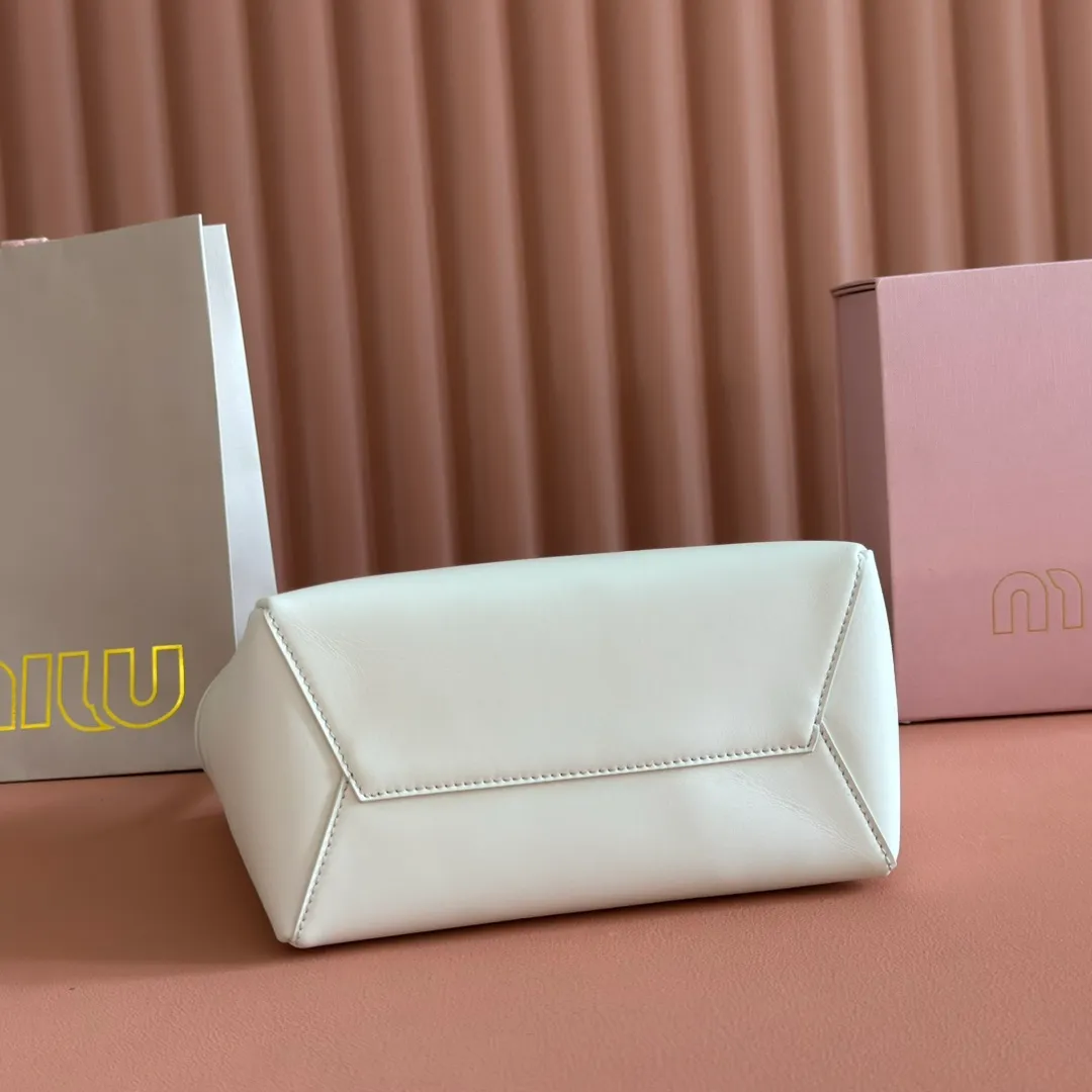 p1560. 💋💋💋【Full set of packaging at the counter】MIU’s new IVY handbag. Simple lines, urban style and high-quality leather are the key words of this new IVY handbag. It adopts an exquisite design and is embellished with letter logo, highlighting the classic style. Detachable and adjustable shoulder strap. Gold-tone hardware. Lettering logo on front, fabric lining, double zip pockets. Model: 5BA284 White Size: 22*12*23.5cm