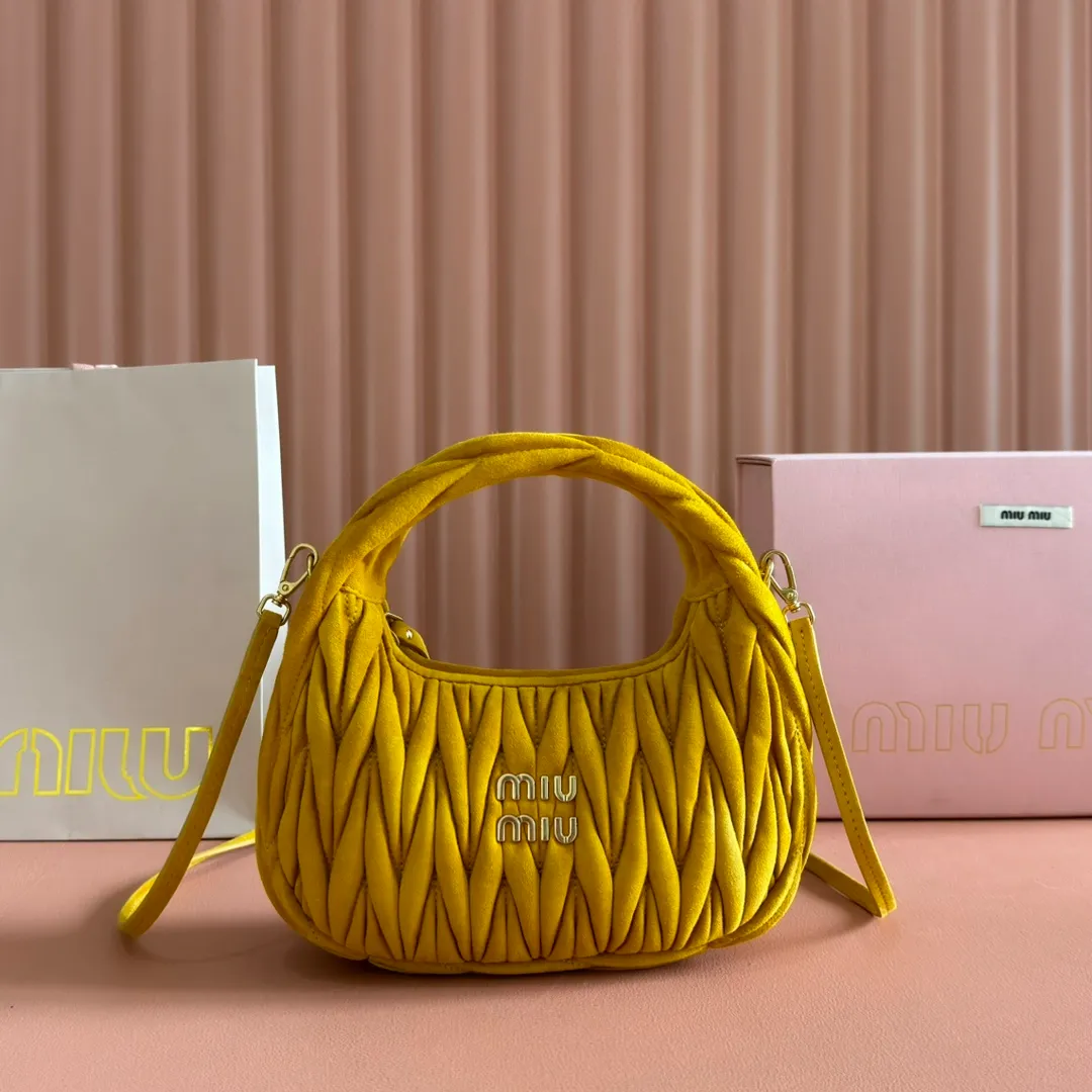 p1560💋💋💋[Full set of packaging at the counter] 5BC125: MiuMiu's new MiuWander suede leather handbag, this year's super popular deerskin material, a must-have item for autumn and winter, retro frosted hardware, using round curves to retain the playful feel it should have, the overall shape of the bag is stiff and stylish, full of personality, can be sweet or salty, the capacity can be light, size: 23X13X7