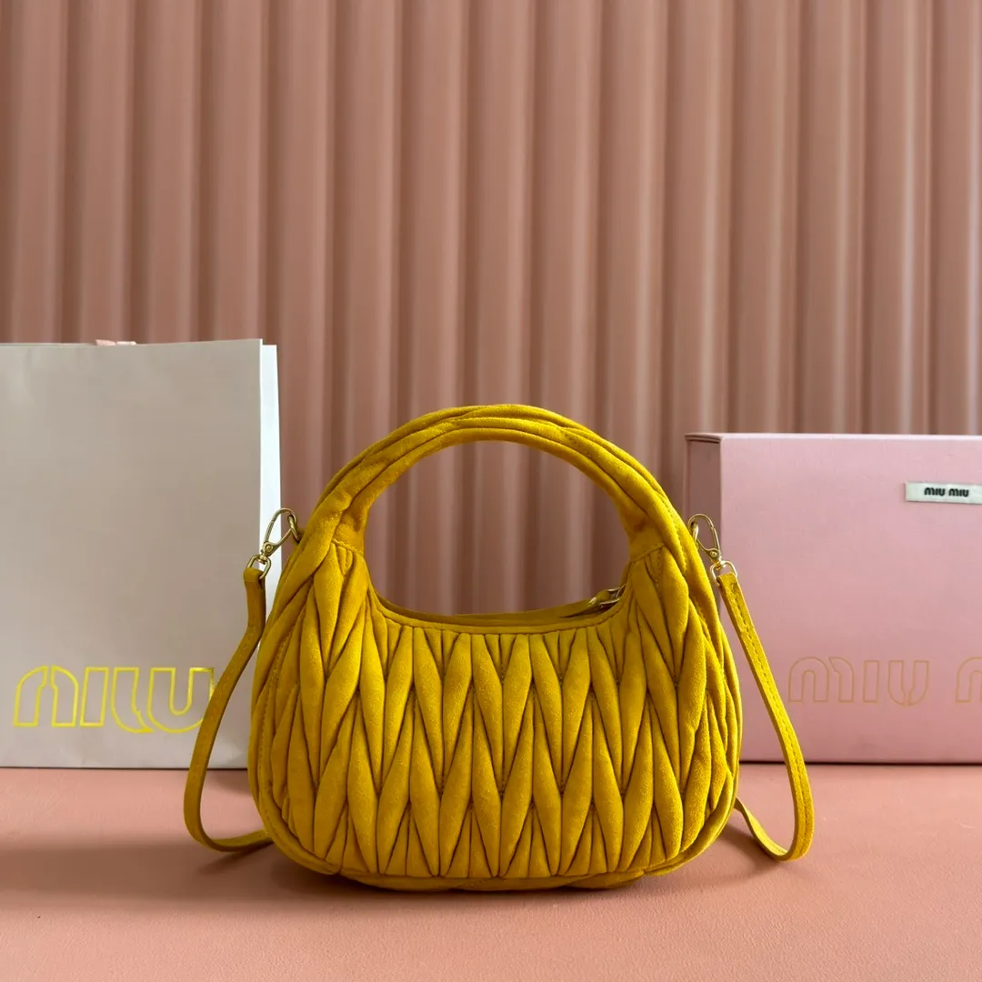p1560💋💋💋[Full set of packaging at the counter] 5BC125: MiuMiu's new MiuWander suede leather handbag, this year's super popular deerskin material, a must-have item for autumn and winter, retro frosted hardware, using round curves to retain the playful feel it should have, the overall shape of the bag is stiff and stylish, full of personality, can be sweet or salty, the capacity can be light, size: 23X13X7