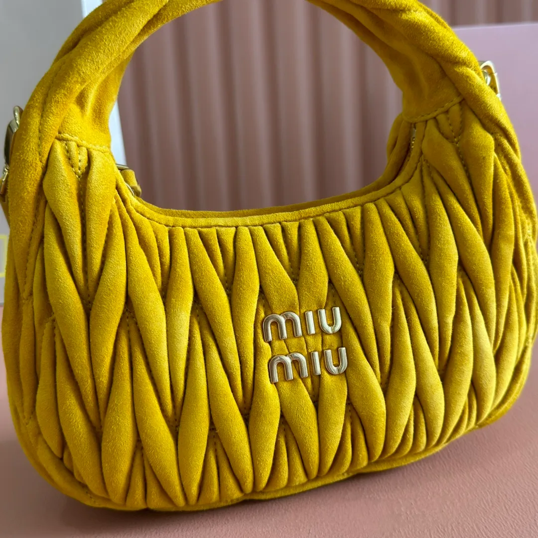 p1560💋💋💋[Full set of packaging at the counter] 5BC125: MiuMiu's new MiuWander suede leather handbag, this year's super popular deerskin material, a must-have item for autumn and winter, retro frosted hardware, using round curves to retain the playful feel it should have, the overall shape of the bag is stiff and stylish, full of personality, can be sweet or salty, the capacity can be light, size: 23X13X7