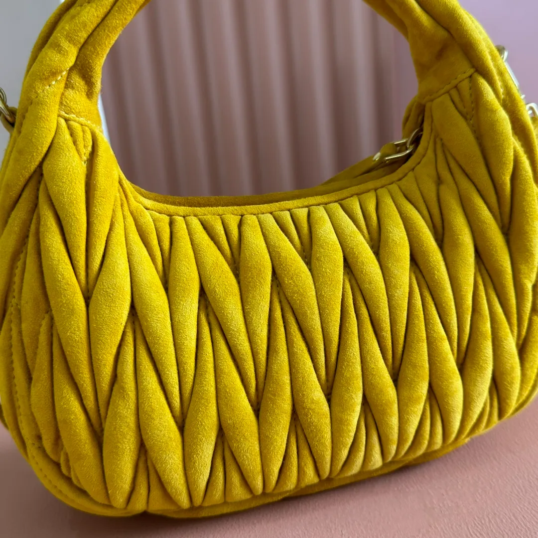 p1560💋💋💋[Full set of packaging at the counter] 5BC125: MiuMiu's new MiuWander suede leather handbag, this year's super popular deerskin material, a must-have item for autumn and winter, retro frosted hardware, using round curves to retain the playful feel it should have, the overall shape of the bag is stiff and stylish, full of personality, can be sweet or salty, the capacity can be light, size: 23X13X7