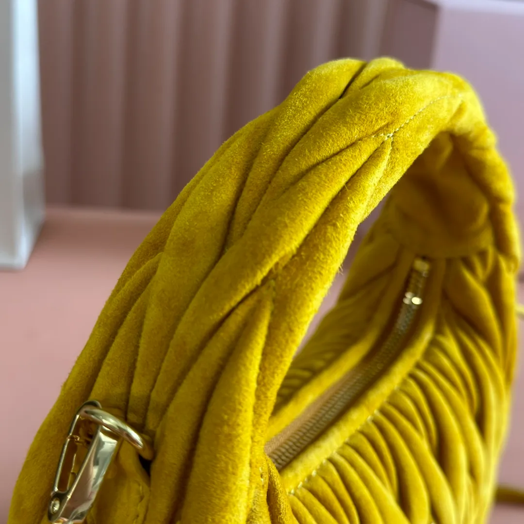 p1560💋💋💋[Full set of packaging at the counter] 5BC125: MiuMiu's new MiuWander suede leather handbag, this year's super popular deerskin material, a must-have item for autumn and winter, retro frosted hardware, using round curves to retain the playful feel it should have, the overall shape of the bag is stiff and stylish, full of personality, can be sweet or salty, the capacity can be light, size: 23X13X7