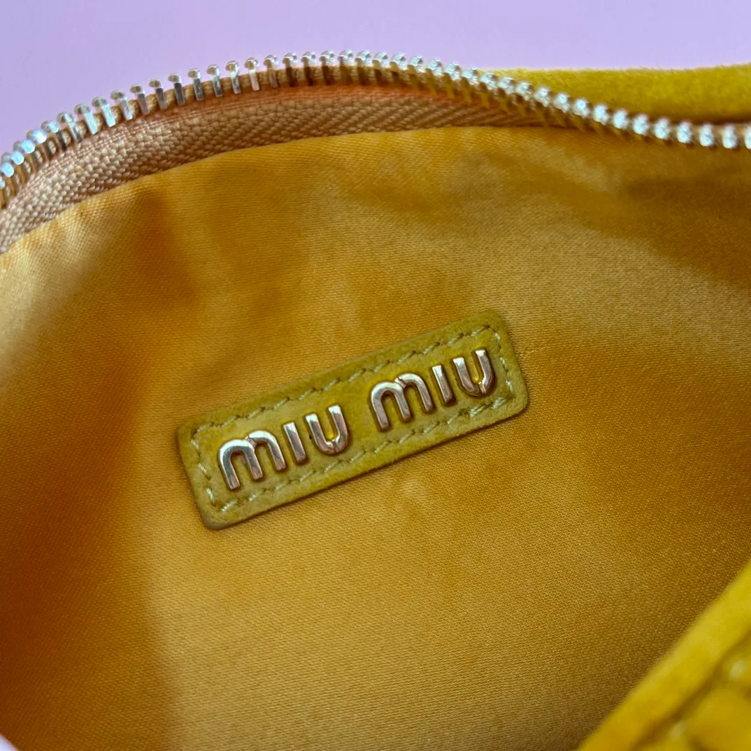 p1560💋💋💋[Full set of packaging at the counter] 5BC125: MiuMiu's new MiuWander suede leather handbag, this year's super popular deerskin material, a must-have item for autumn and winter, retro frosted hardware, using round curves to retain the playful feel it should have, the overall shape of the bag is stiff and stylish, full of personality, can be sweet or salty, the capacity can be light, size: 23X13X7