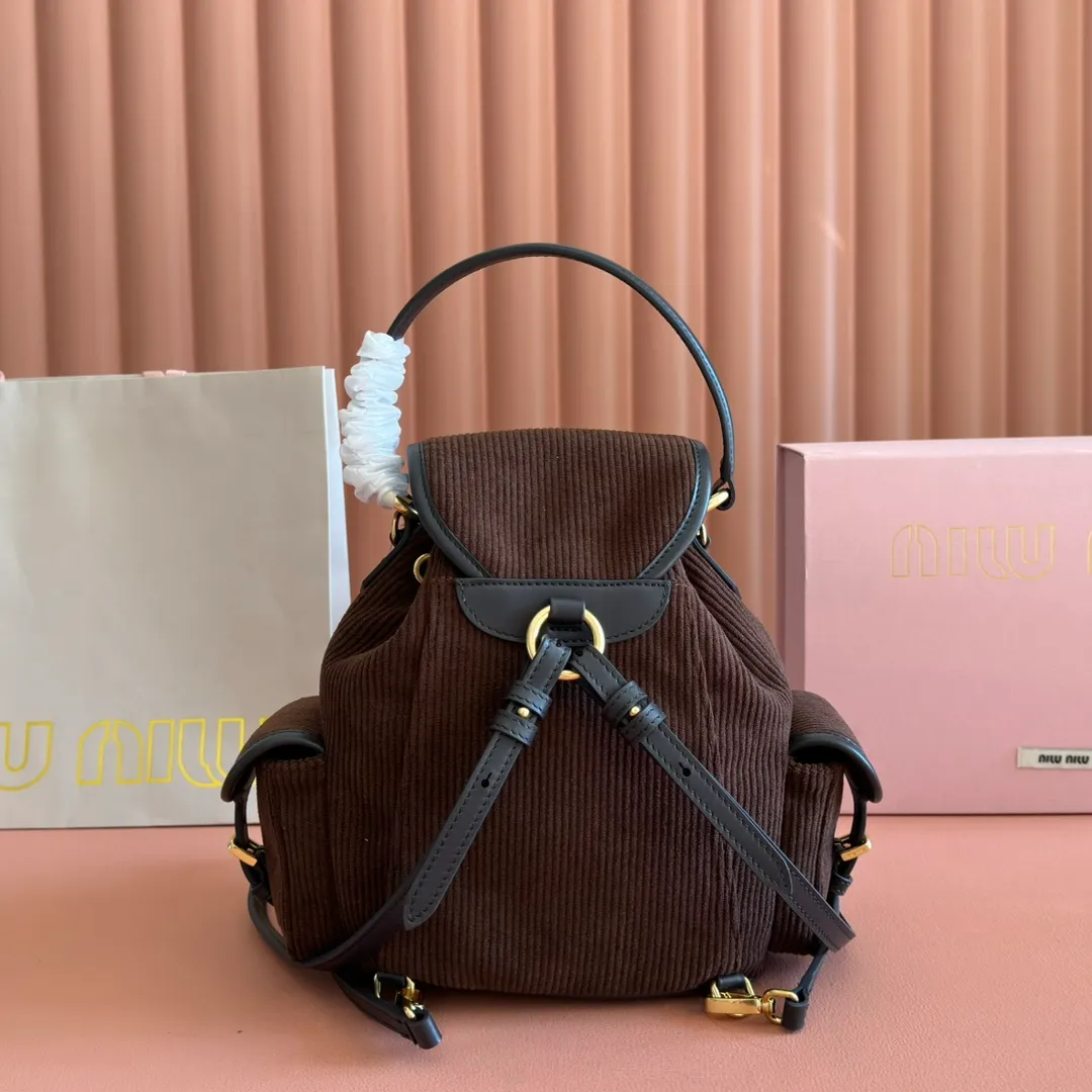 p1600💋💋💋【Full package with counter】MIU Home new product college style backpack, the perfect combination of corduroy and imported calfskin, thick wear-resistant linen blend lining, adopts a casual design style, fashionable, simple and advanced, combined with exquisite handcrafts, adding multiple pockets for storage, the shoulder strap and hand bag can be freely converted, extremely It greatly improves the practicality. It is simply a tool for hanging. It can be worn with jeans, shirts or various casual sportswear. It is a very good item to wear, especially the capacity is large enough and light and easy to use. I highly recommend it. Model: 5bz043, size 22X18X11.5cm