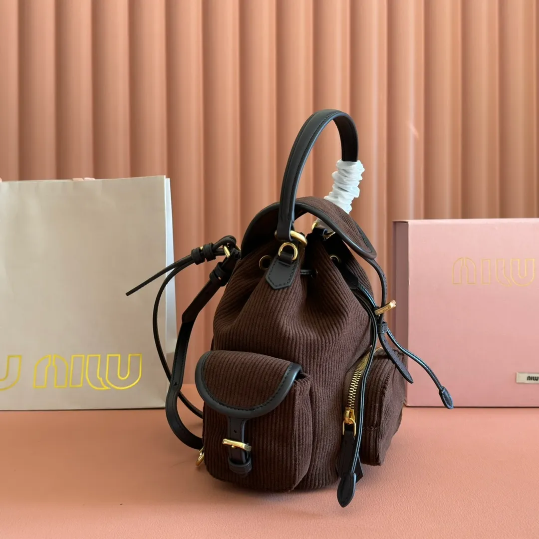 p1600💋💋💋【Full package with counter】MIU Home new product college style backpack, the perfect combination of corduroy and imported calfskin, thick wear-resistant linen blend lining, adopts a casual design style, fashionable, simple and advanced, combined with exquisite handcrafts, adding multiple pockets for storage, the shoulder strap and hand bag can be freely converted, extremely It greatly improves the practicality. It is simply a tool for hanging. It can be worn with jeans, shirts or various casual sportswear. It is a very good item to wear, especially the capacity is large enough and light and easy to use. I highly recommend it. Model: 5bz043, size 22X18X11.5cm