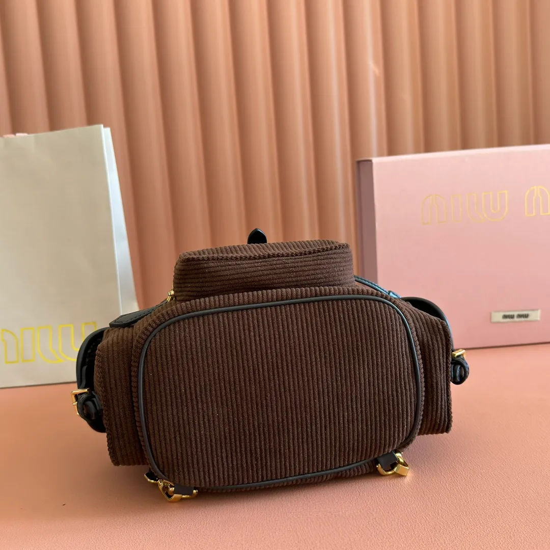 p1600💋💋💋【Full package with counter】MIU Home new product college style backpack, the perfect combination of corduroy and imported calfskin, thick wear-resistant linen blend lining, adopts a casual design style, fashionable, simple and advanced, combined with exquisite handcrafts, adding multiple pockets for storage, the shoulder strap and hand bag can be freely converted, extremely It greatly improves the practicality. It is simply a tool for hanging. It can be worn with jeans, shirts or various casual sportswear. It is a very good item to wear, especially the capacity is large enough and light and easy to use. I highly recommend it. Model: 5bz043, size 22X18X11.5cm