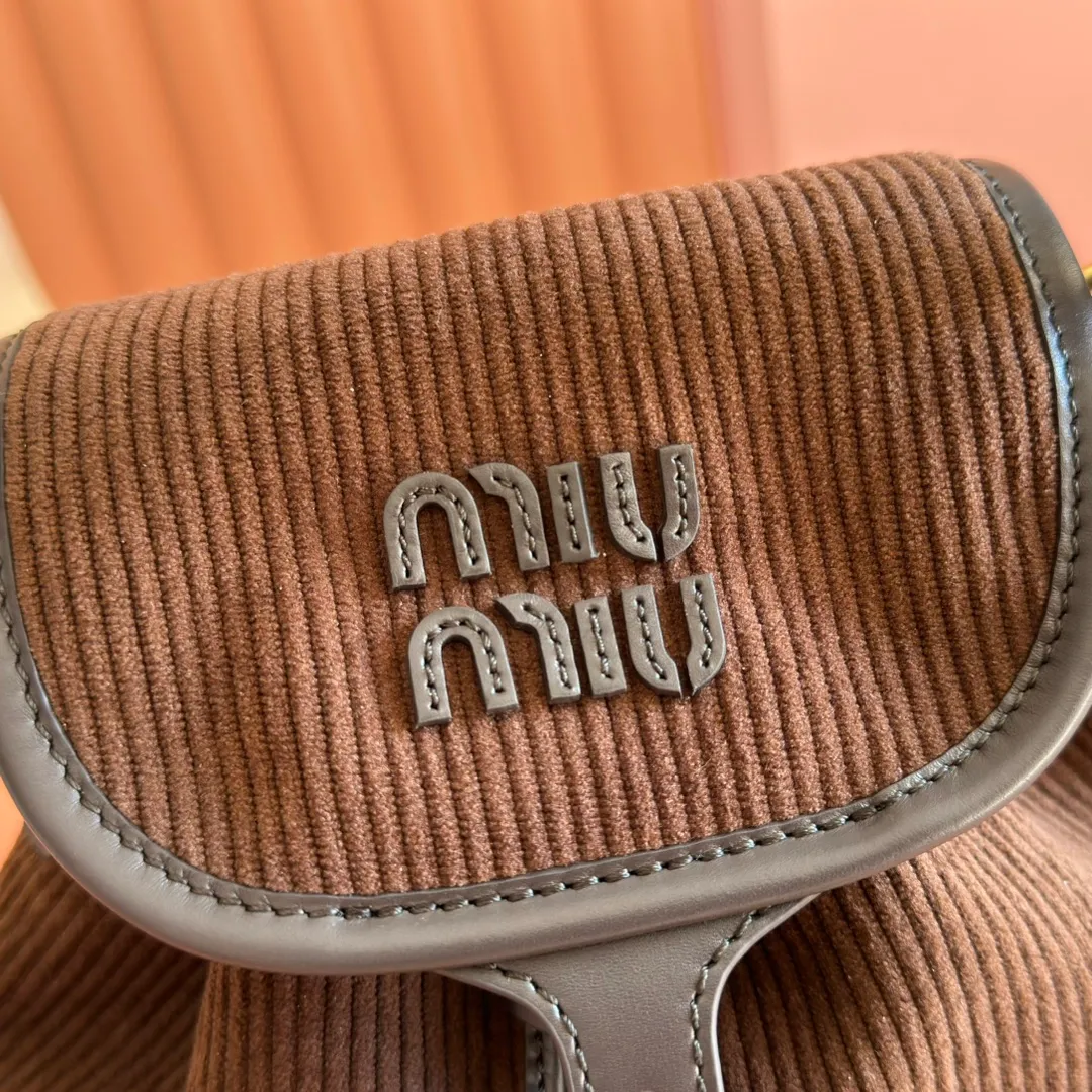 p1600💋💋💋【Full package with counter】MIU Home new product college style backpack, the perfect combination of corduroy and imported calfskin, thick wear-resistant linen blend lining, adopts a casual design style, fashionable, simple and advanced, combined with exquisite handcrafts, adding multiple pockets for storage, the shoulder strap and hand bag can be freely converted, extremely It greatly improves the practicality. It is simply a tool for hanging. It can be worn with jeans, shirts or various casual sportswear. It is a very good item to wear, especially the capacity is large enough and light and easy to use. I highly recommend it. Model: 5bz043, size 22X18X11.5cm